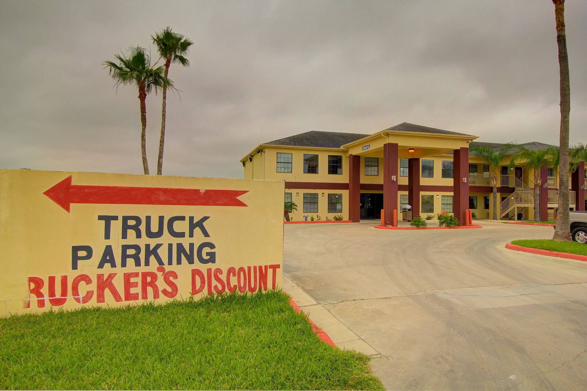 Deluxe Inn & Suites Raymondville