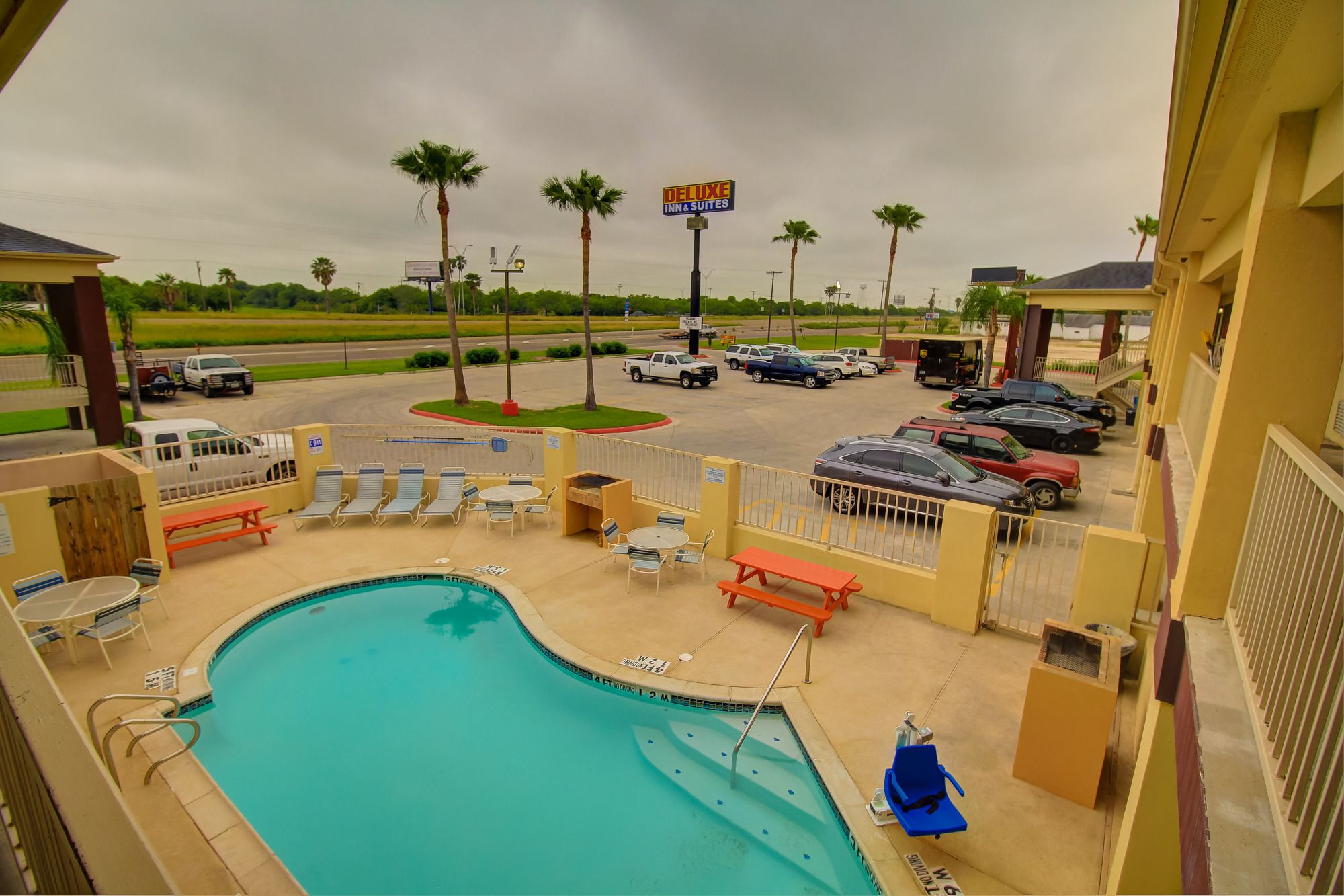 Deluxe Inn & Suites Raymondville