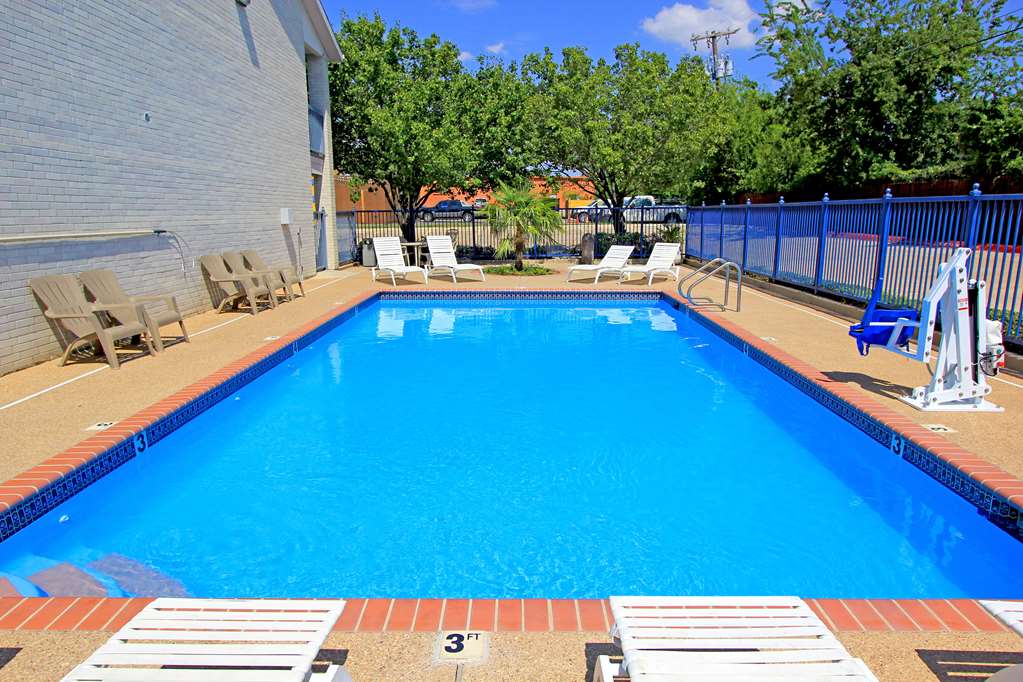 Days Inn by Wyndham Round Rock