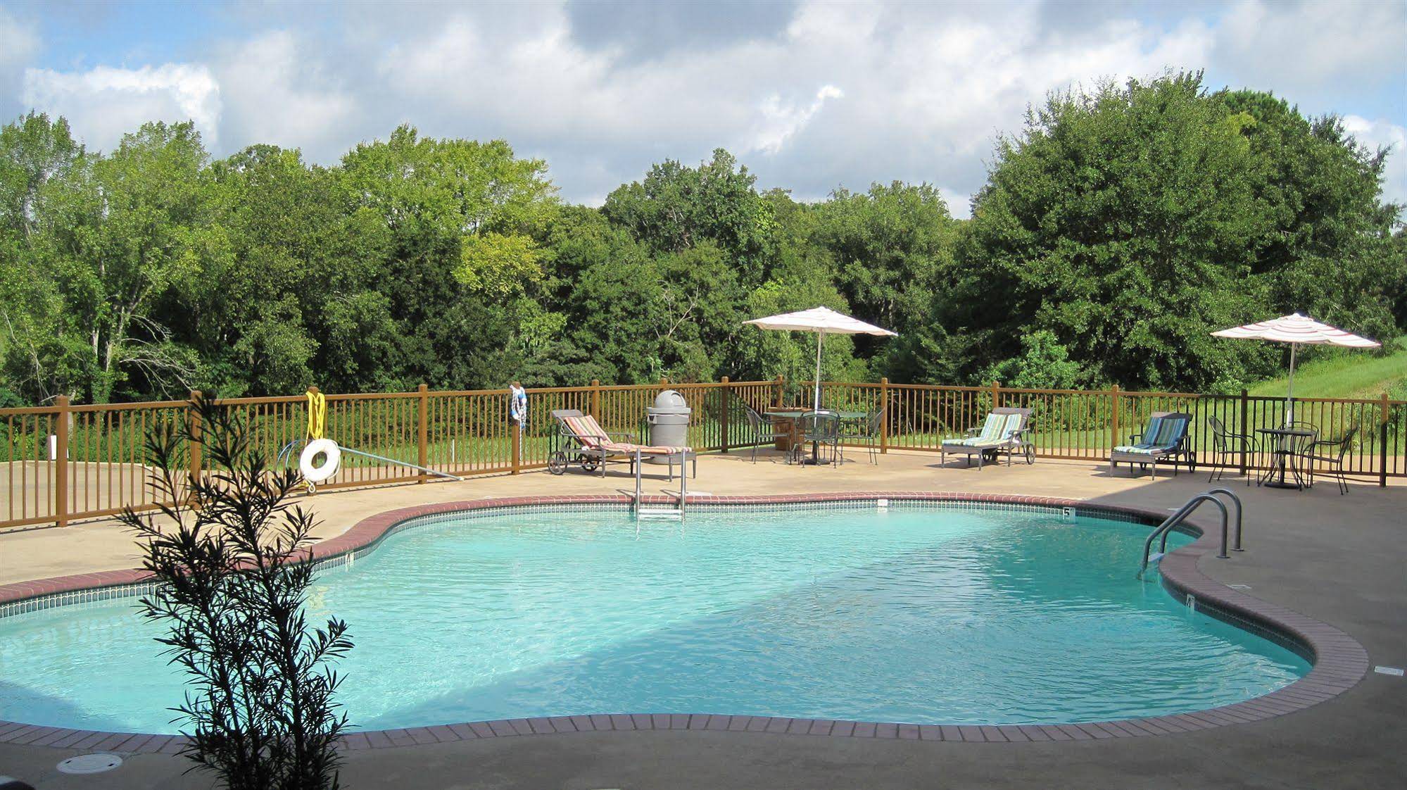 Weston Inn & Suites
