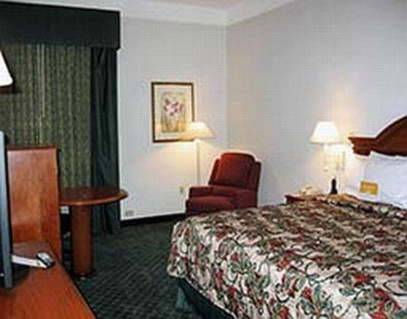 Comfort Inn & Suites Near Six Flags & Medical Center