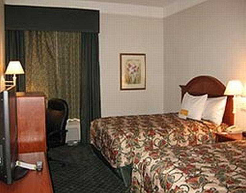 Comfort Inn & Suites Near Six Flags & Medical Center