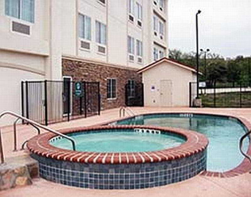 Comfort Inn & Suites Near Six Flags & Medical Center