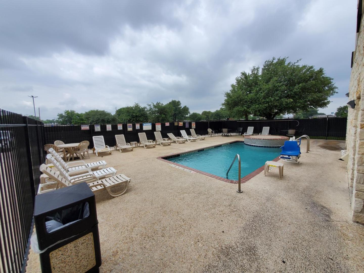 Days Inn & Suites by Wyndham San Antonio near Frost Bank Ctr