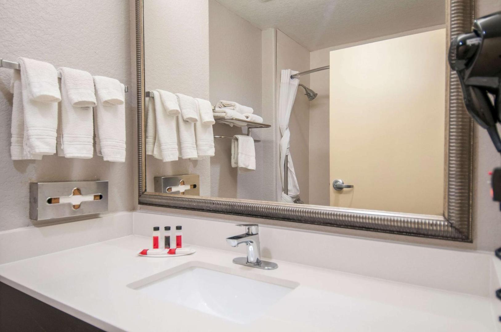 Days Inn & Suites by Wyndham San Antonio near Frost Bank Ctr