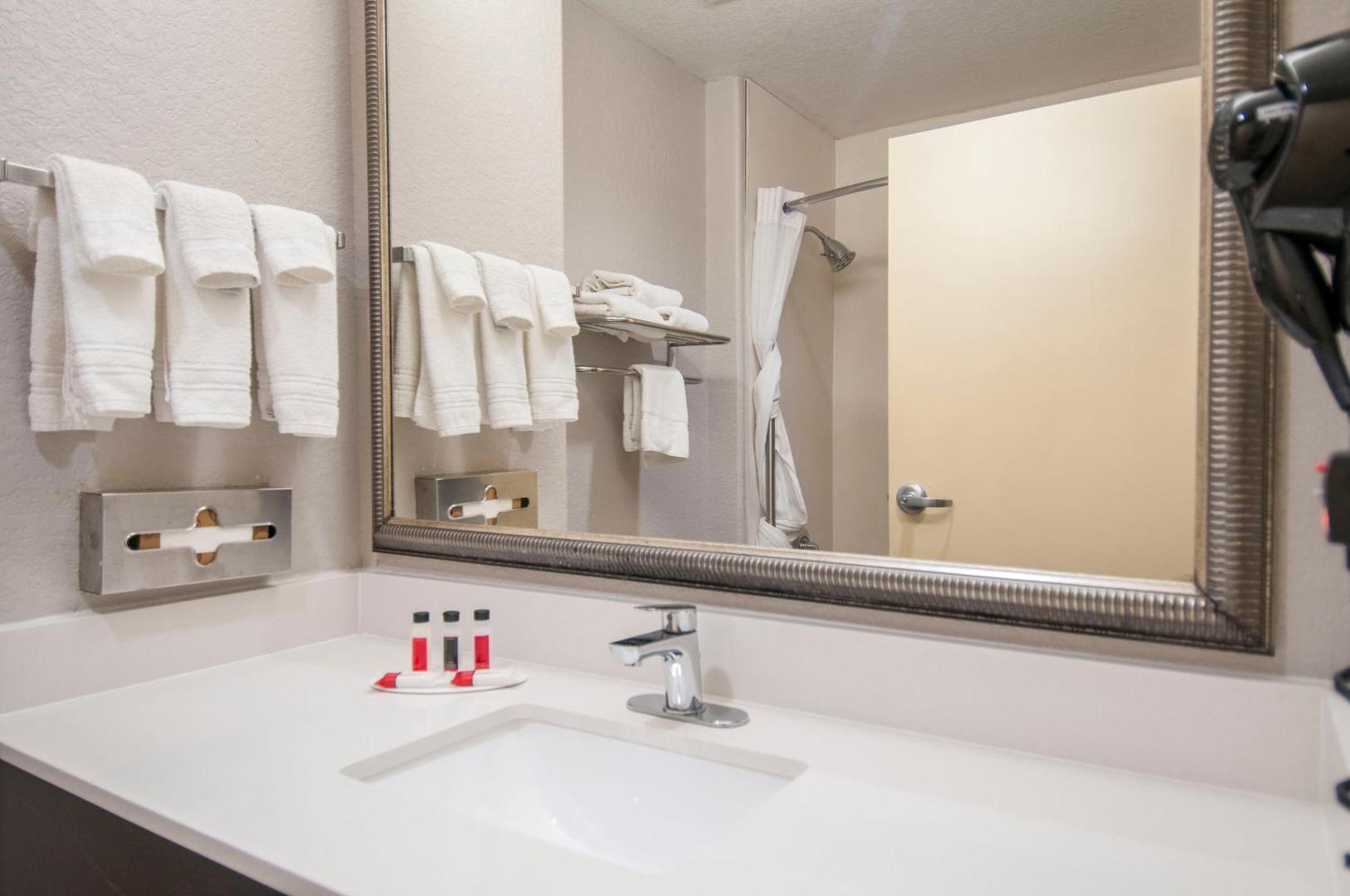 Days Inn & Suites by Wyndham San Antonio near Frost Bank Ctr