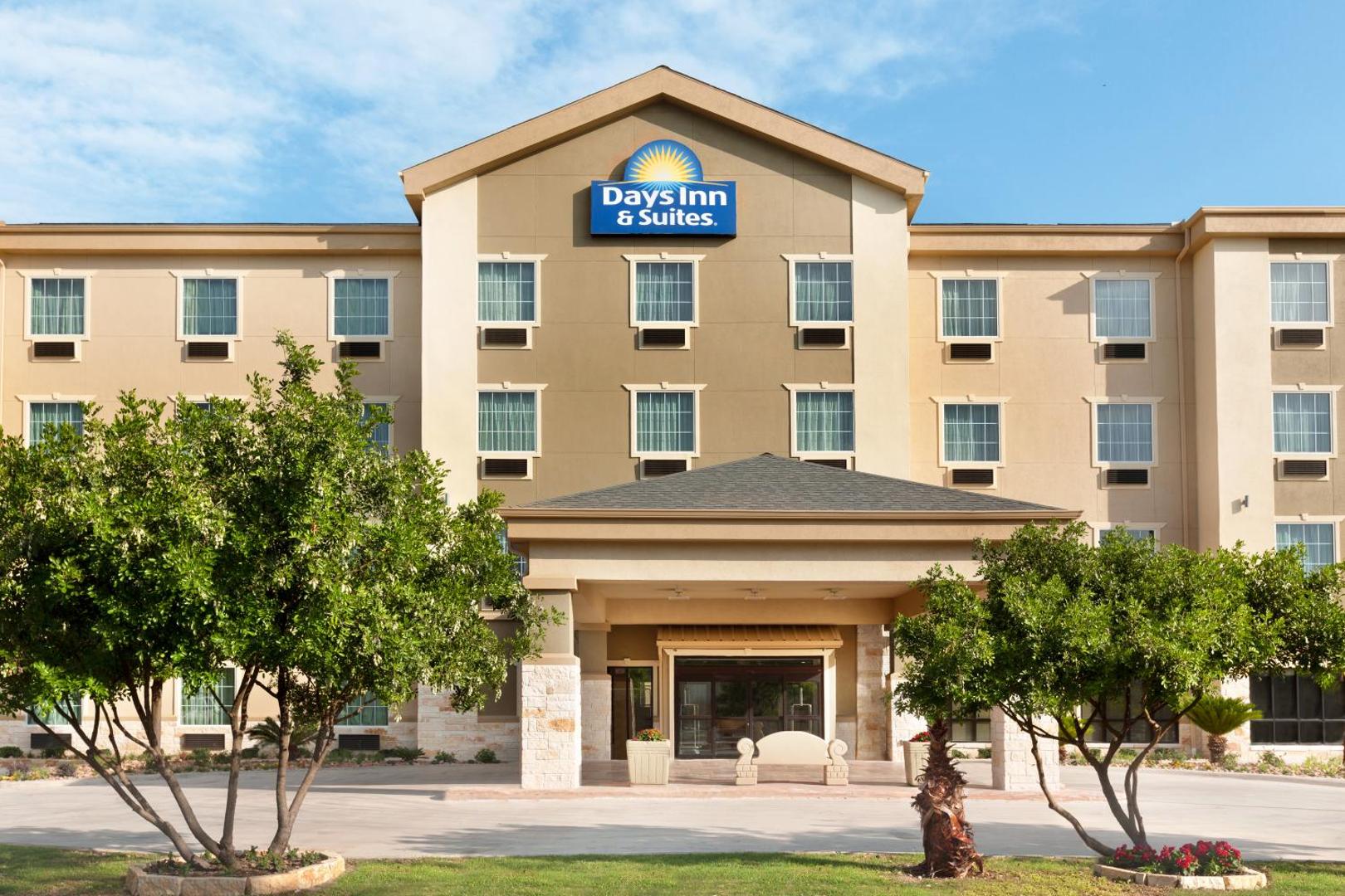 Days Inn & Suites by Wyndham San Antonio near Frost Bank Ctr