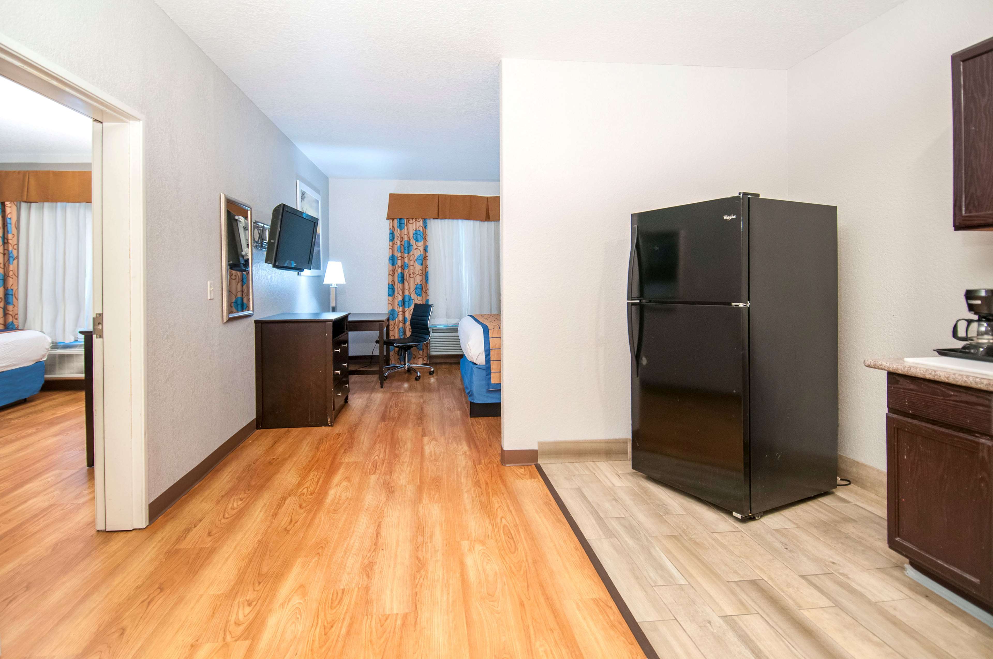 Days Inn & Suites by Wyndham San Antonio near Frost Bank Ctr