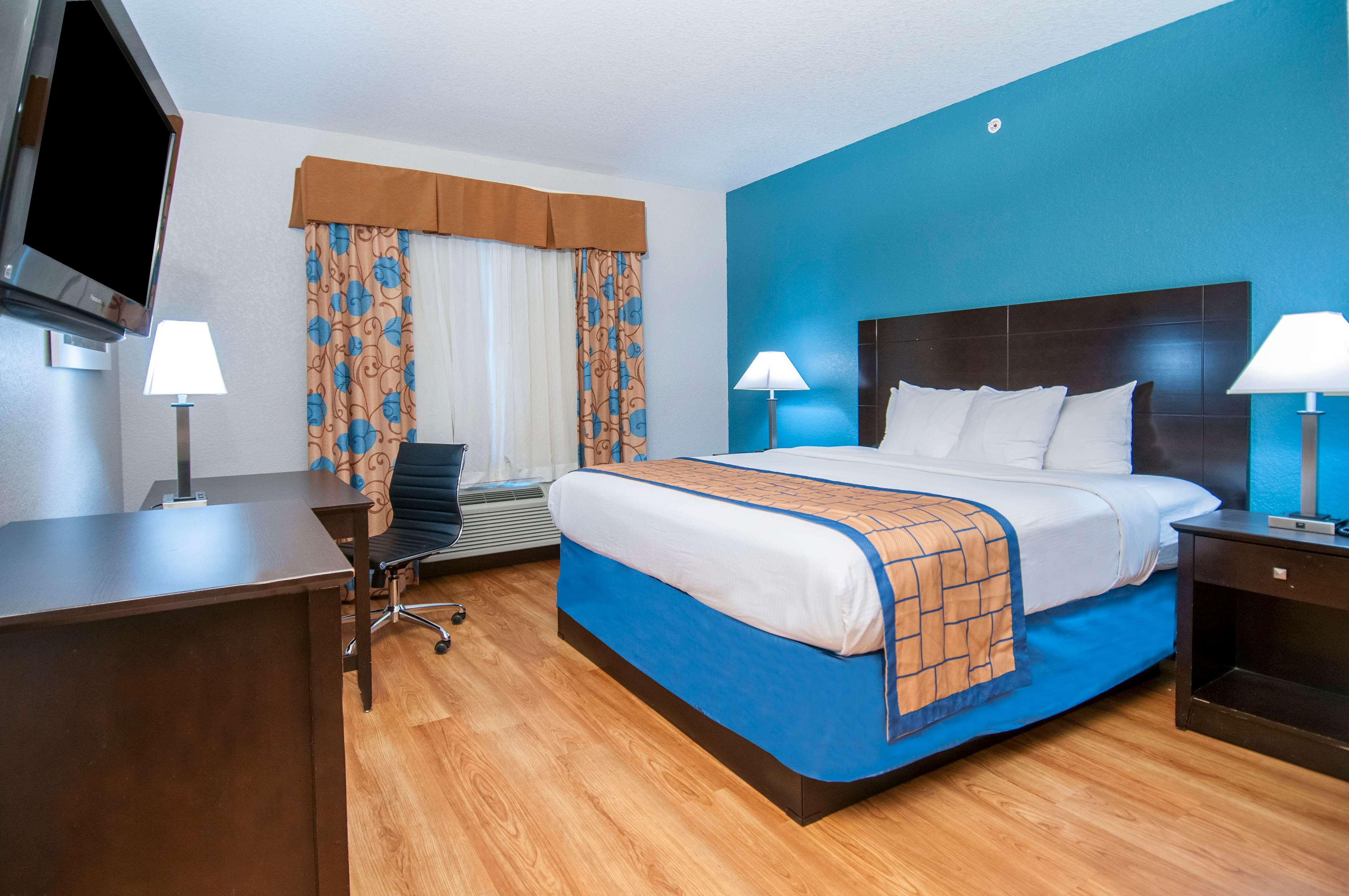 Days Inn & Suites by Wyndham San Antonio near Frost Bank Ctr
