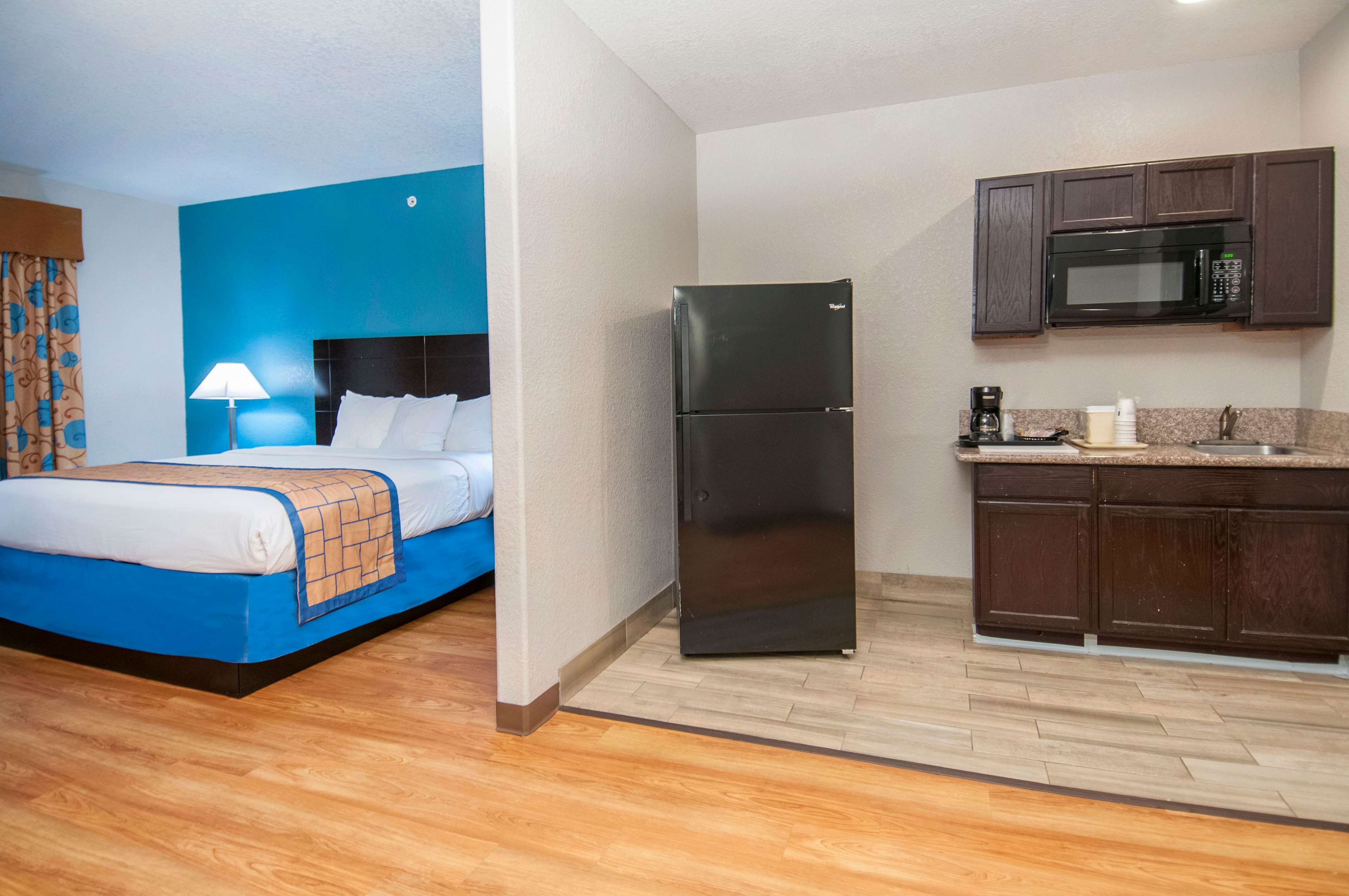 Days Inn & Suites by Wyndham San Antonio near Frost Bank Ctr
