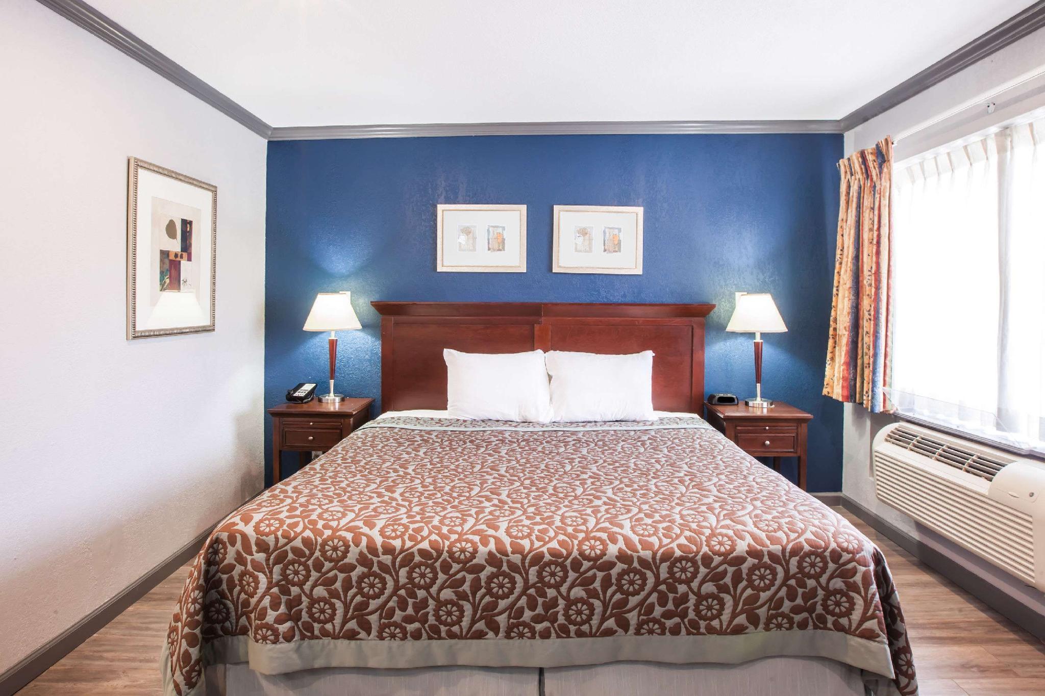 Days Inn by Wyndham San Antonio Alamo/Riverwalk