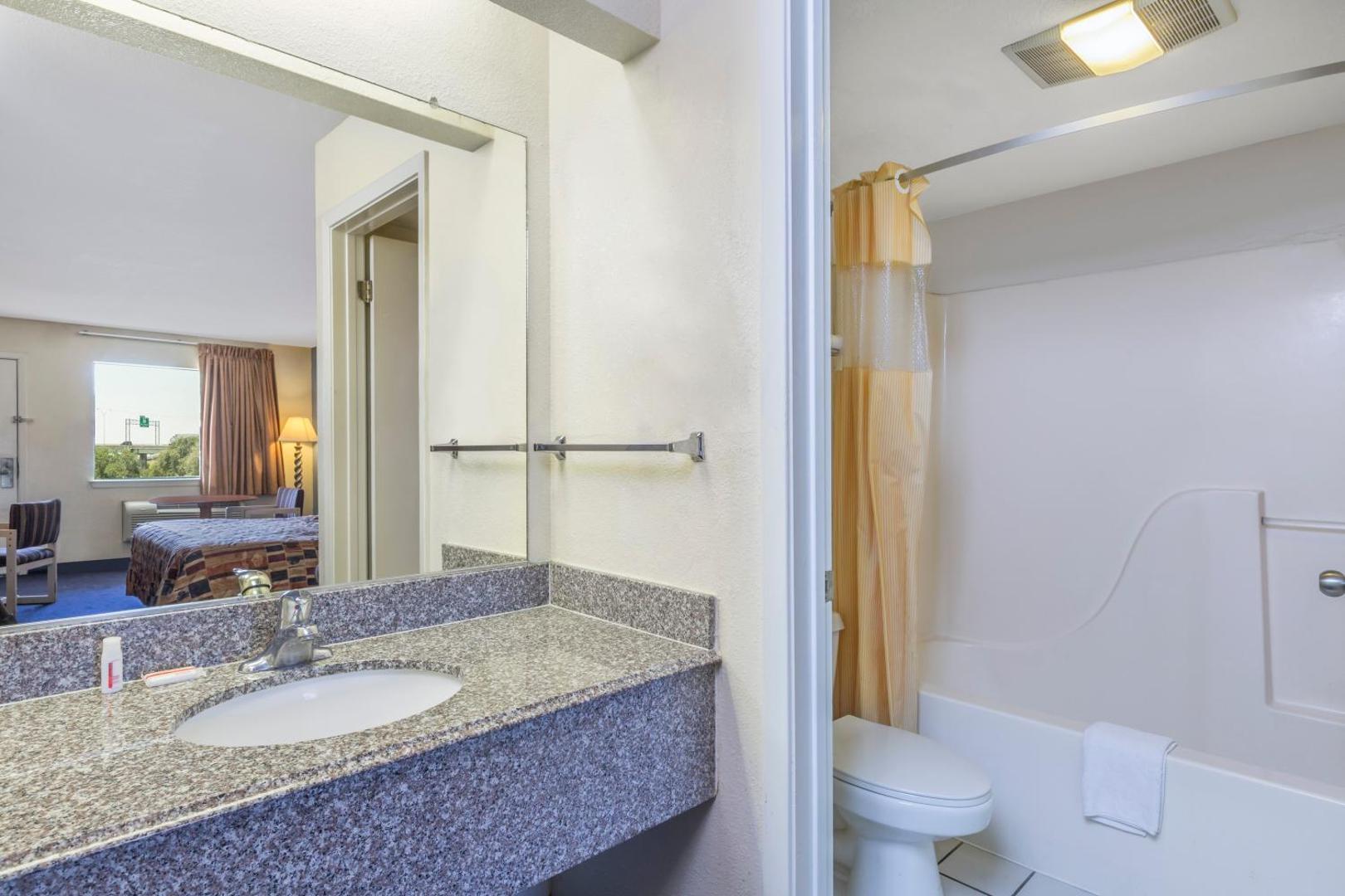 Days Inn by Wyndham San Antonio