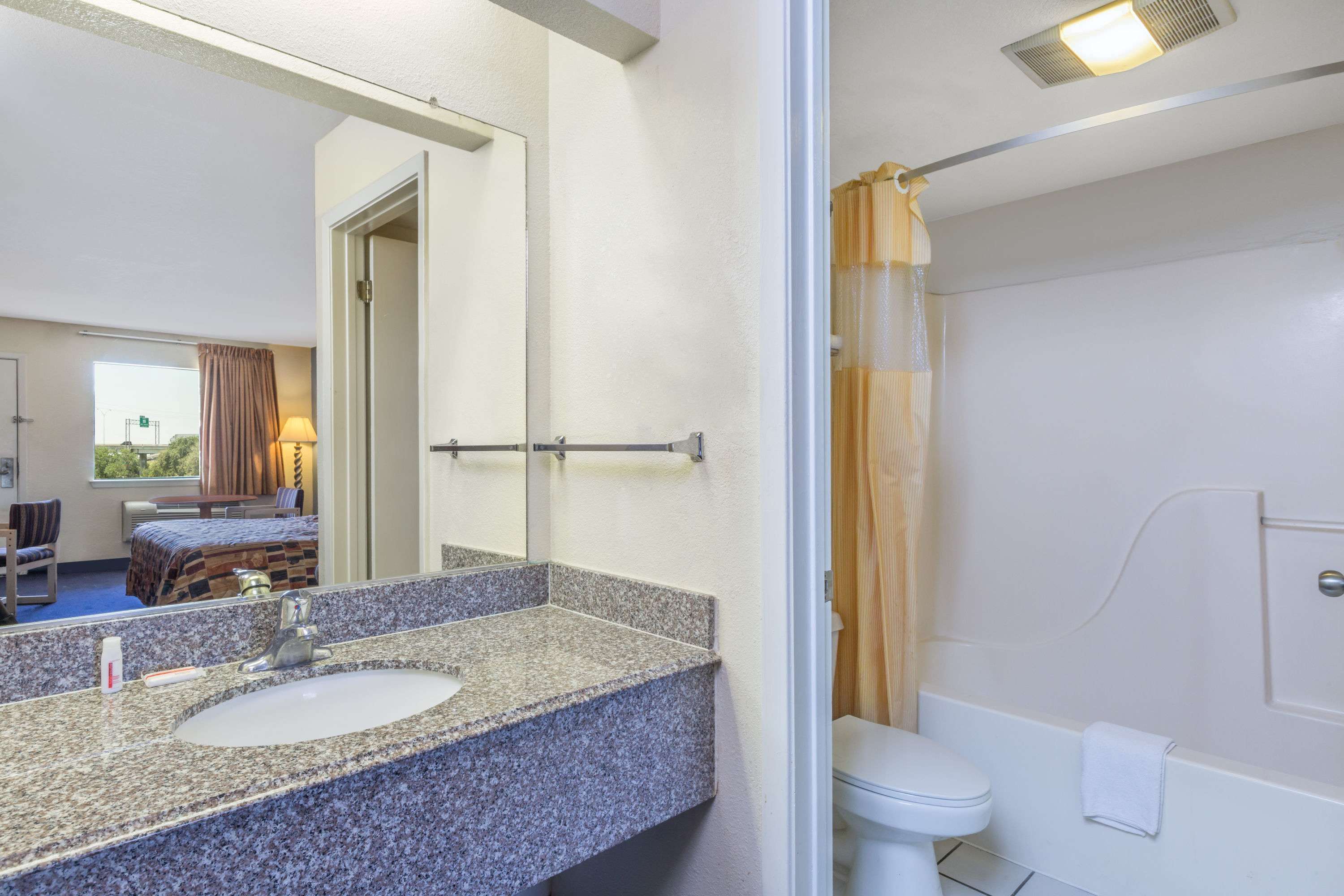 Days Inn by Wyndham San Antonio