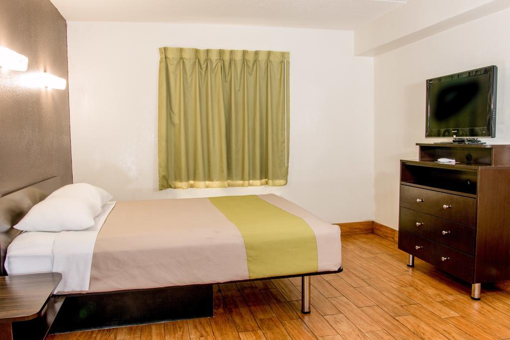 Deluxe Inn San Antonio/Near Lackland AFB