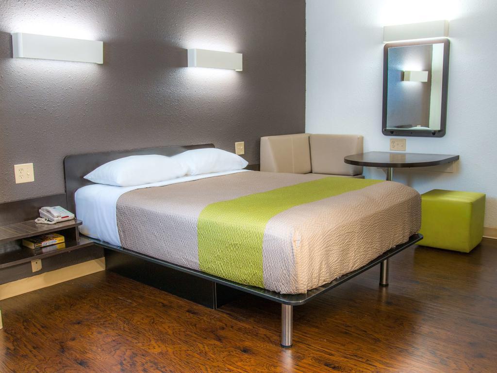 Deluxe Inn San Antonio/Near Lackland AFB
