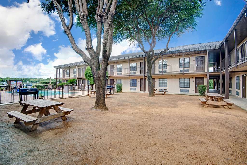 Deluxe Inn San Antonio/Near Lackland AFB