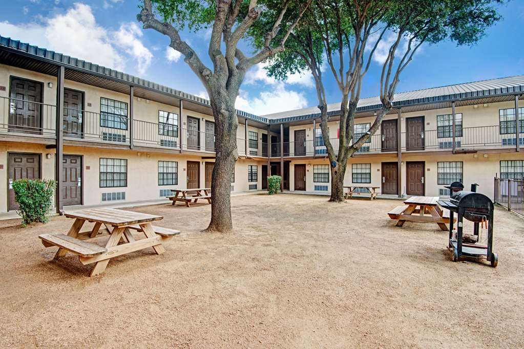 Deluxe Inn San Antonio/Near Lackland AFB