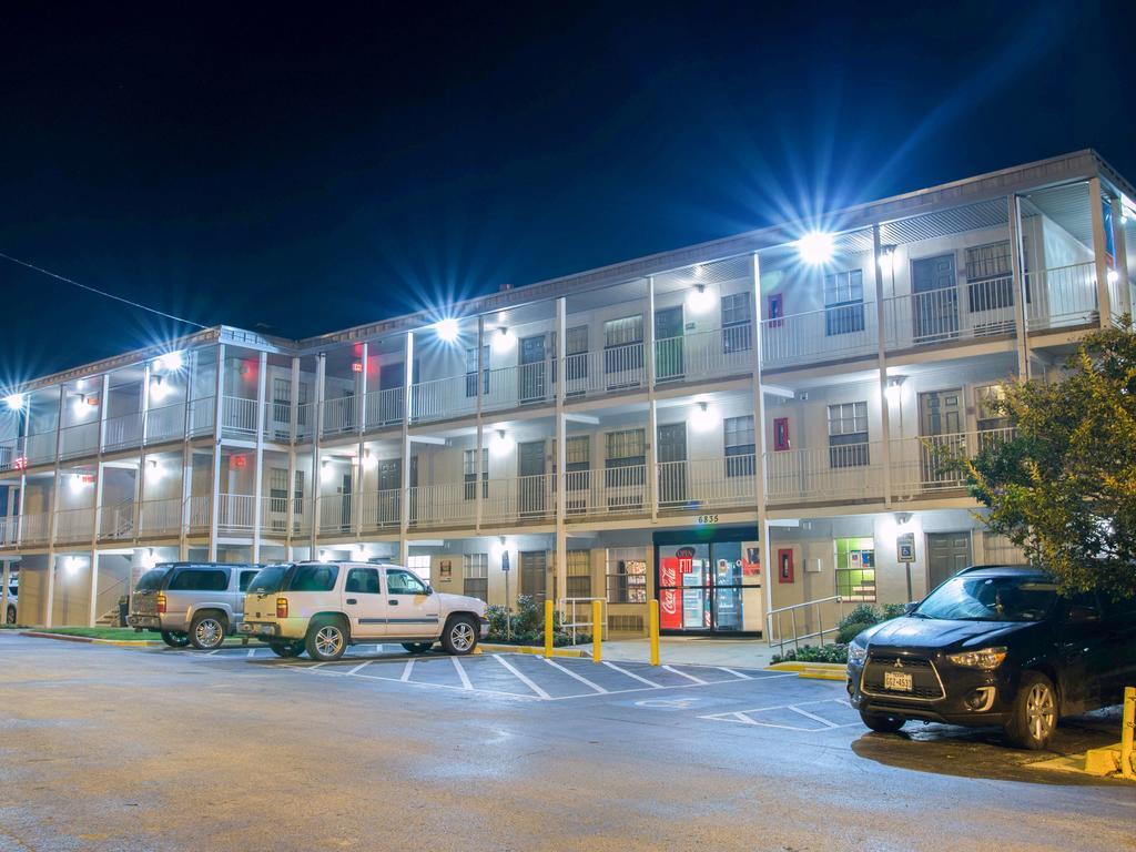 Deluxe Inn San Antonio/Near Lackland AFB
