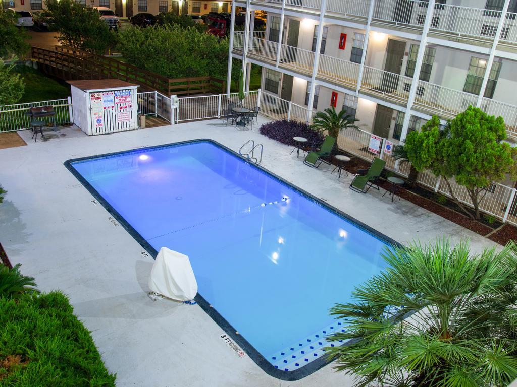Deluxe Inn San Antonio/Near Lackland AFB