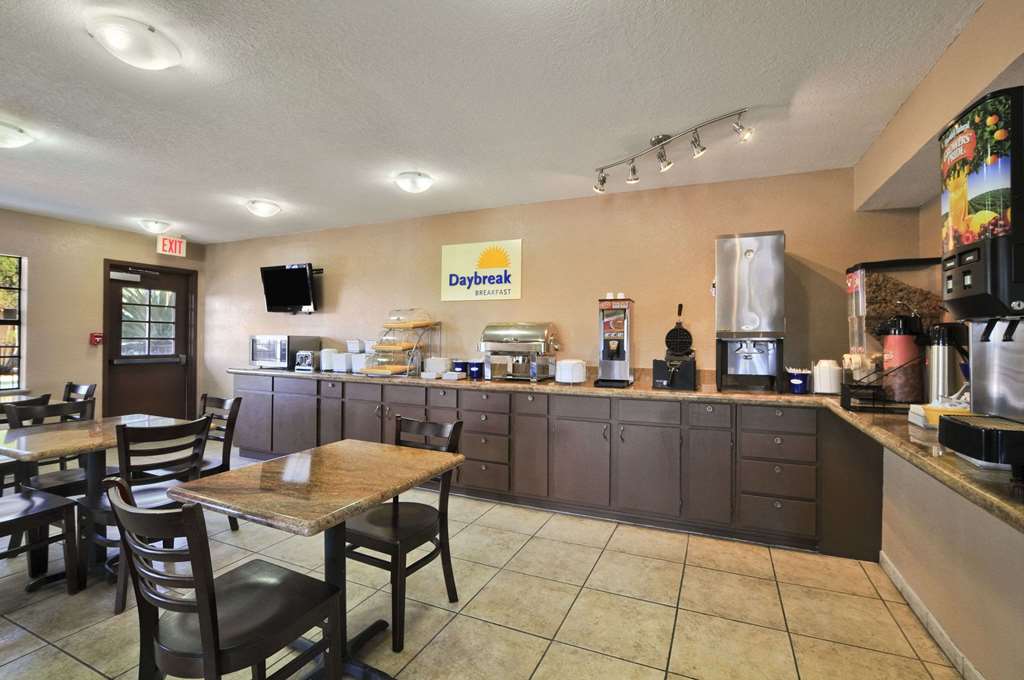 Deluxe Inn San Antonio/Near Lackland AFB