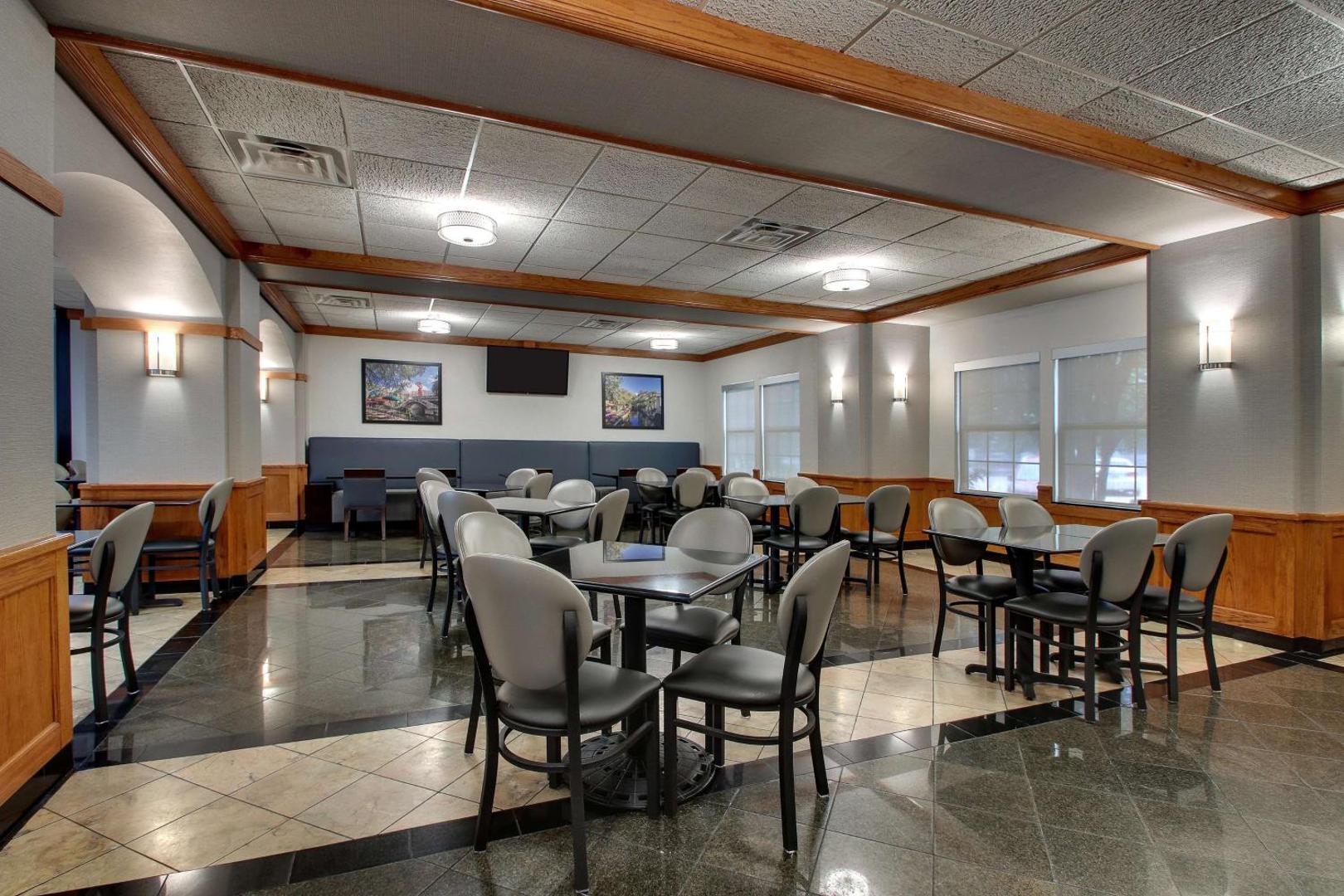 Drury Inn & Suites Northwest Medical Center