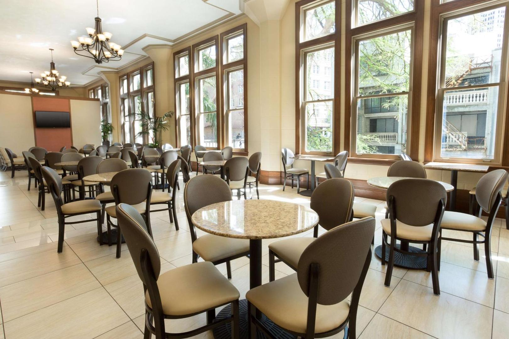 Drury Inn & Suites Riverwalk San Antonio