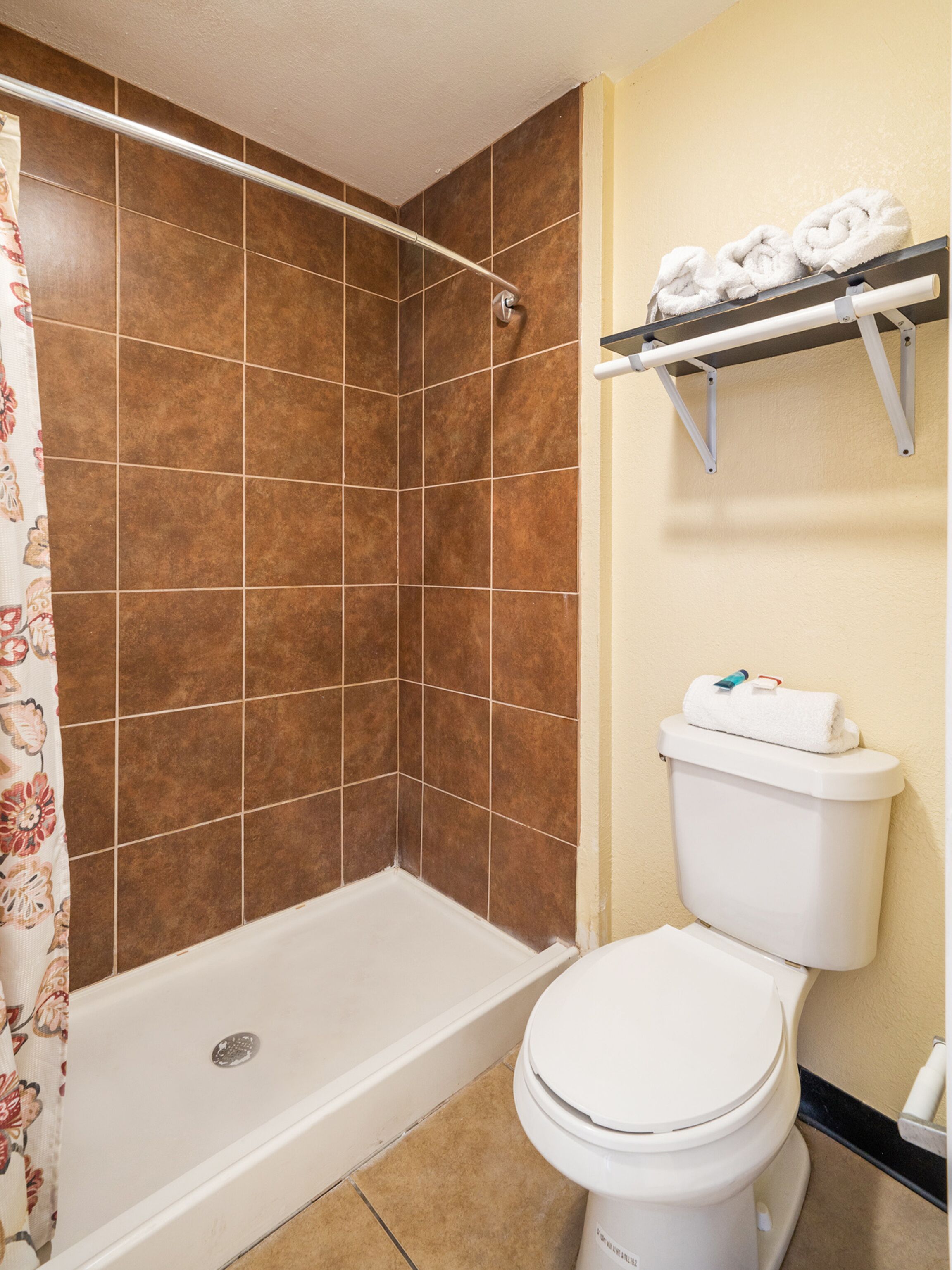 Econo Lodge Inn & Suites