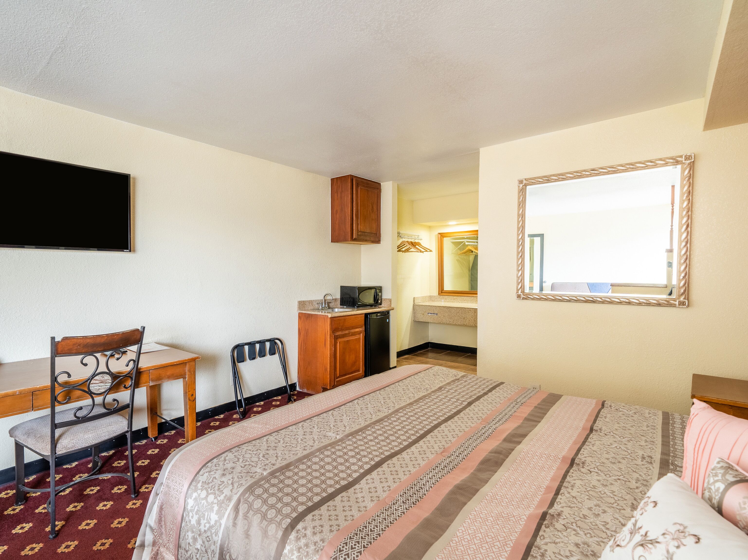 Econo Lodge Inn & Suites