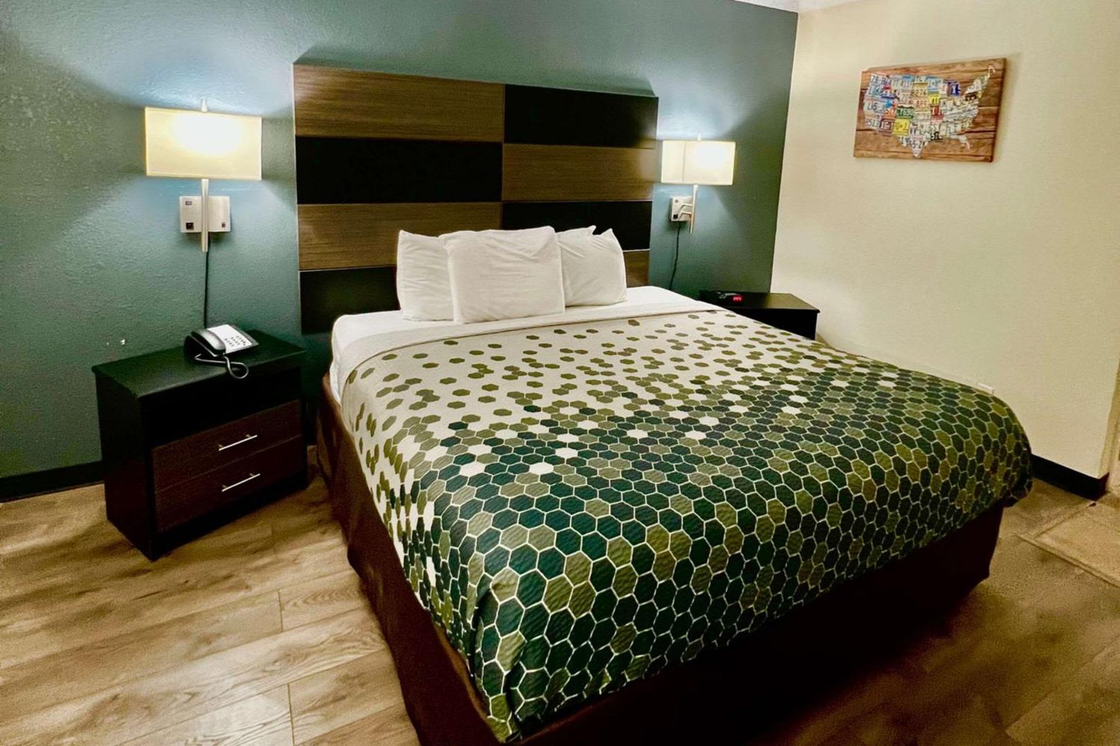 Econo Lodge Inn & Suites