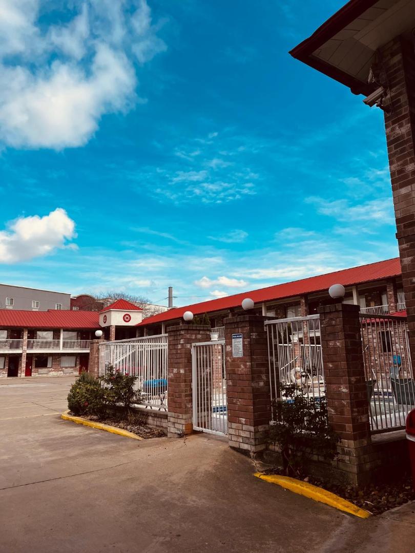Econo Lodge Inn & Suites