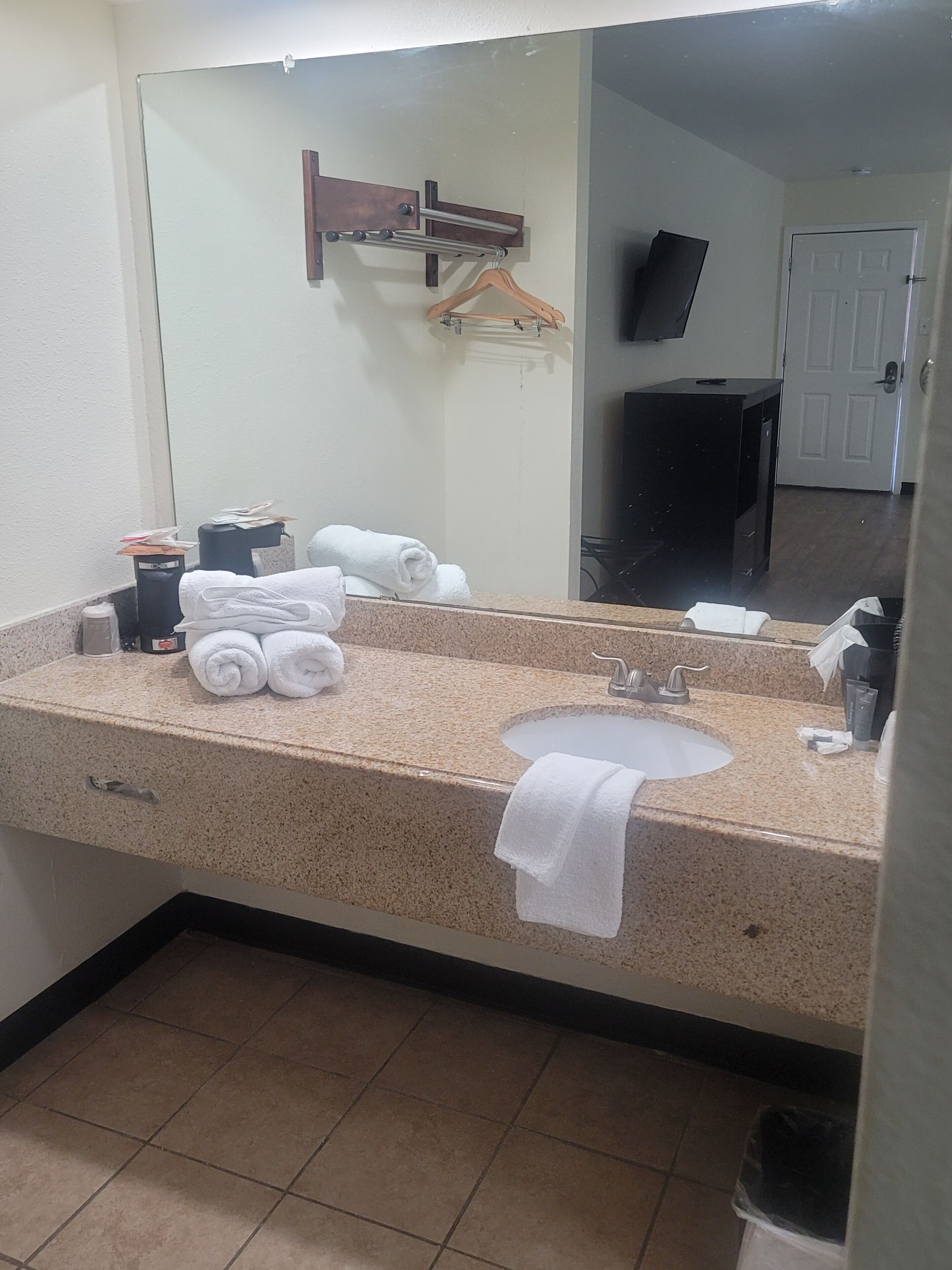 Econo Lodge Inn & Suites