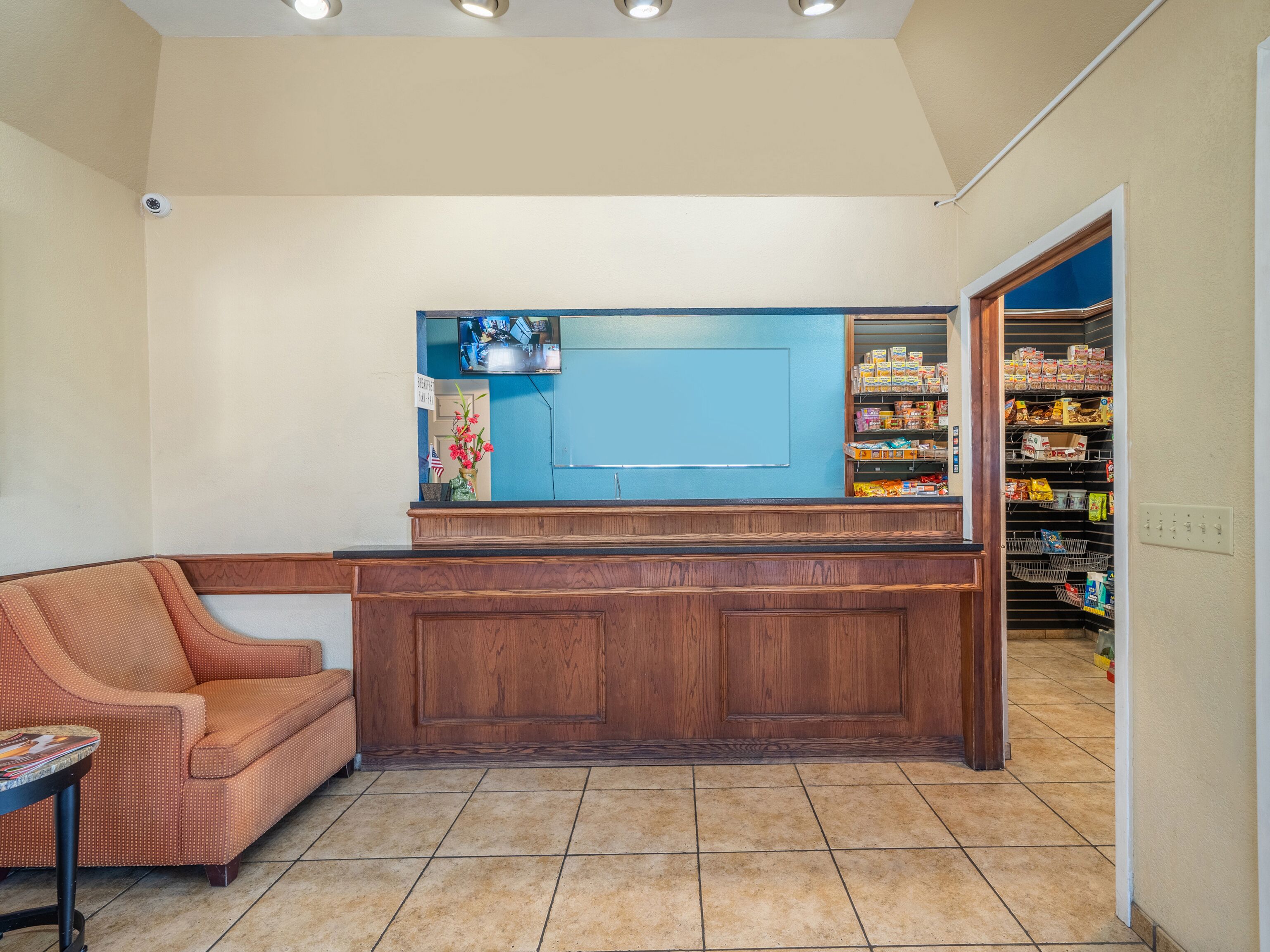 Econo Lodge Inn & Suites