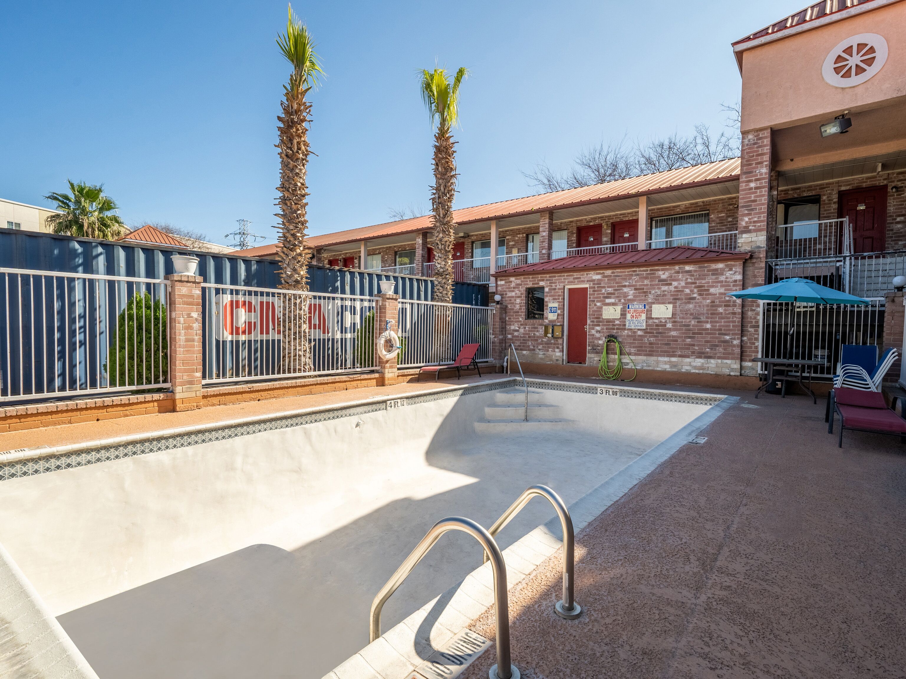 Econo Lodge Inn & Suites