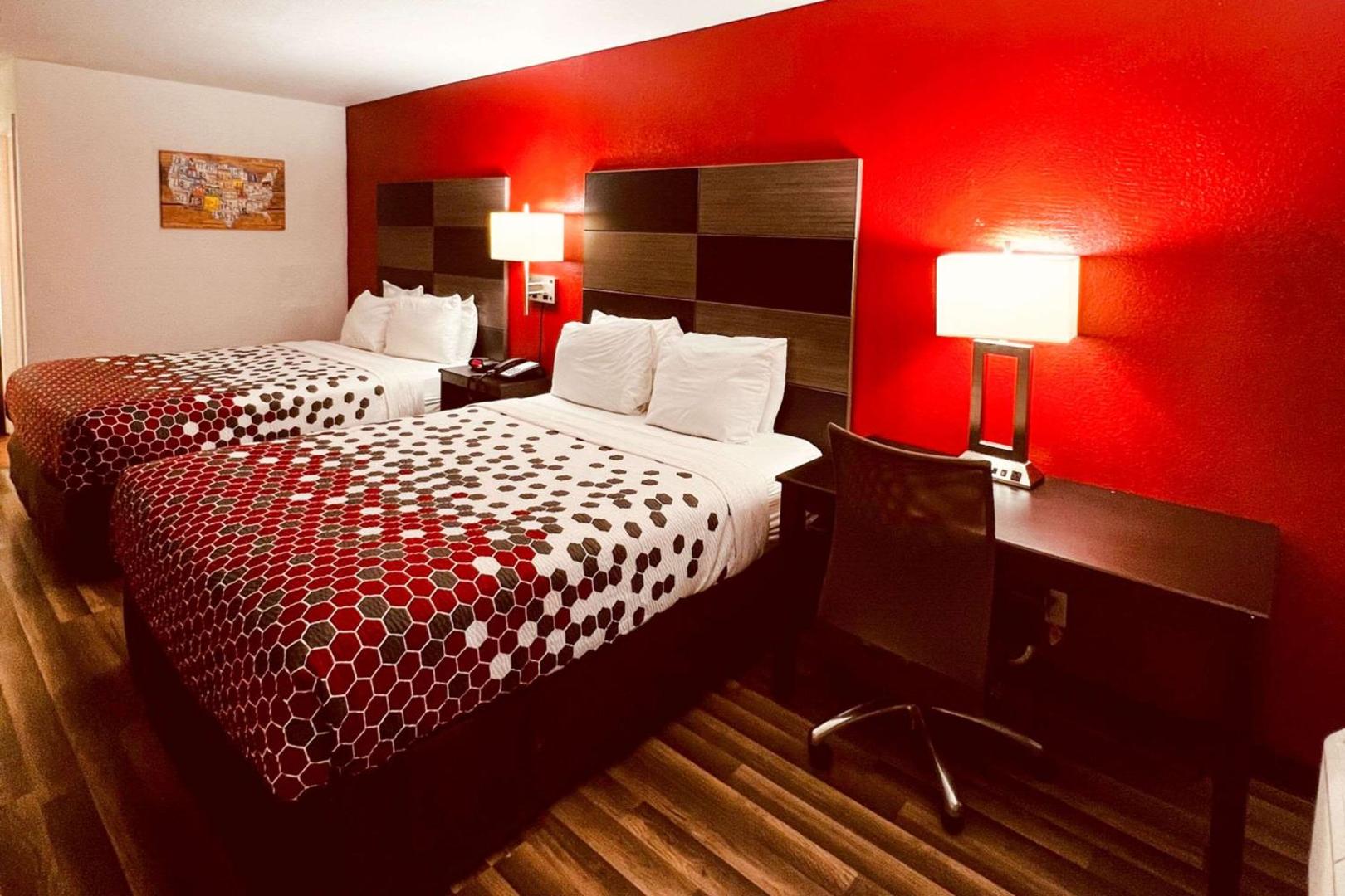 Econo Lodge Inn & Suites