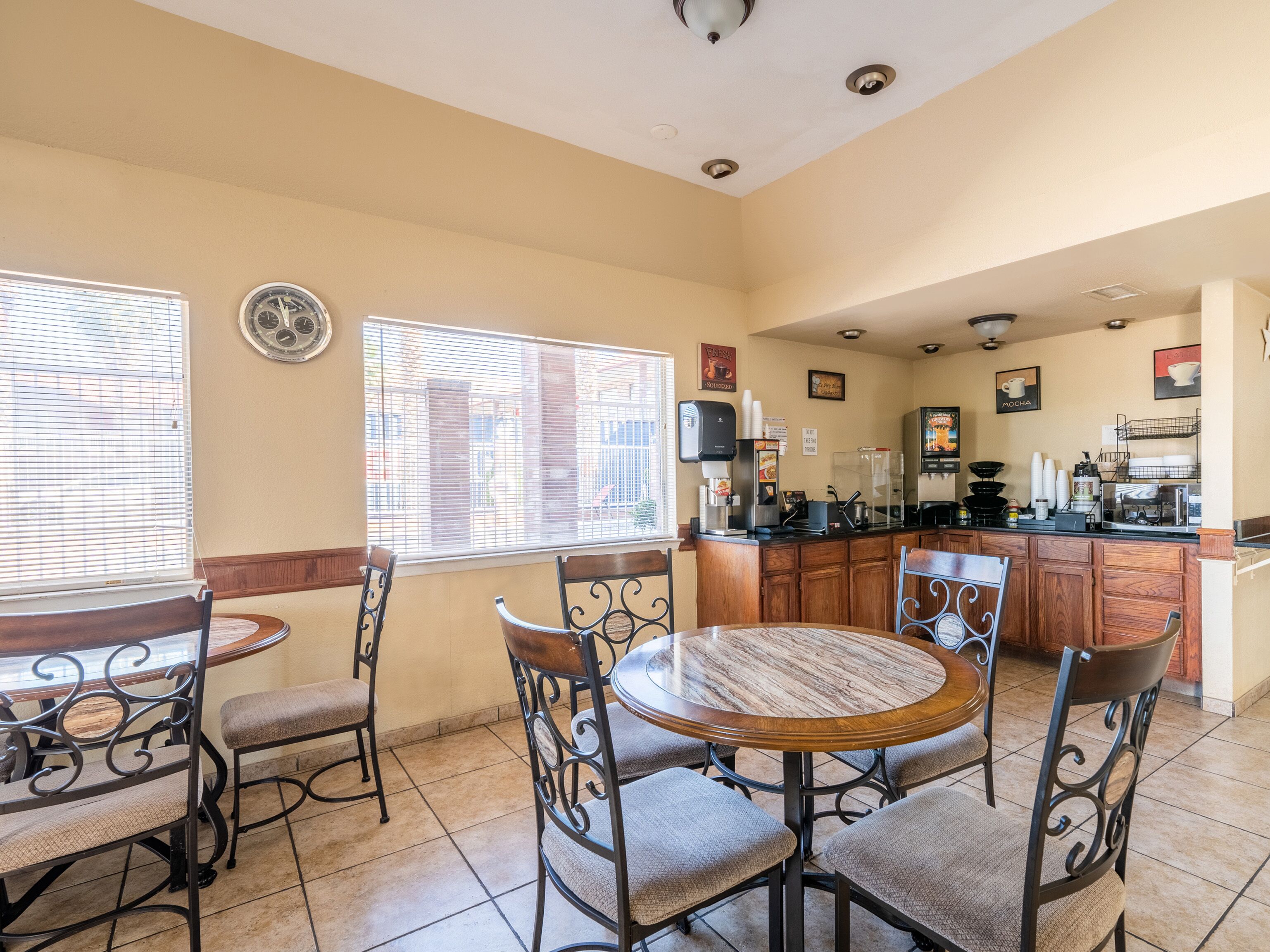 Econo Lodge Inn & Suites