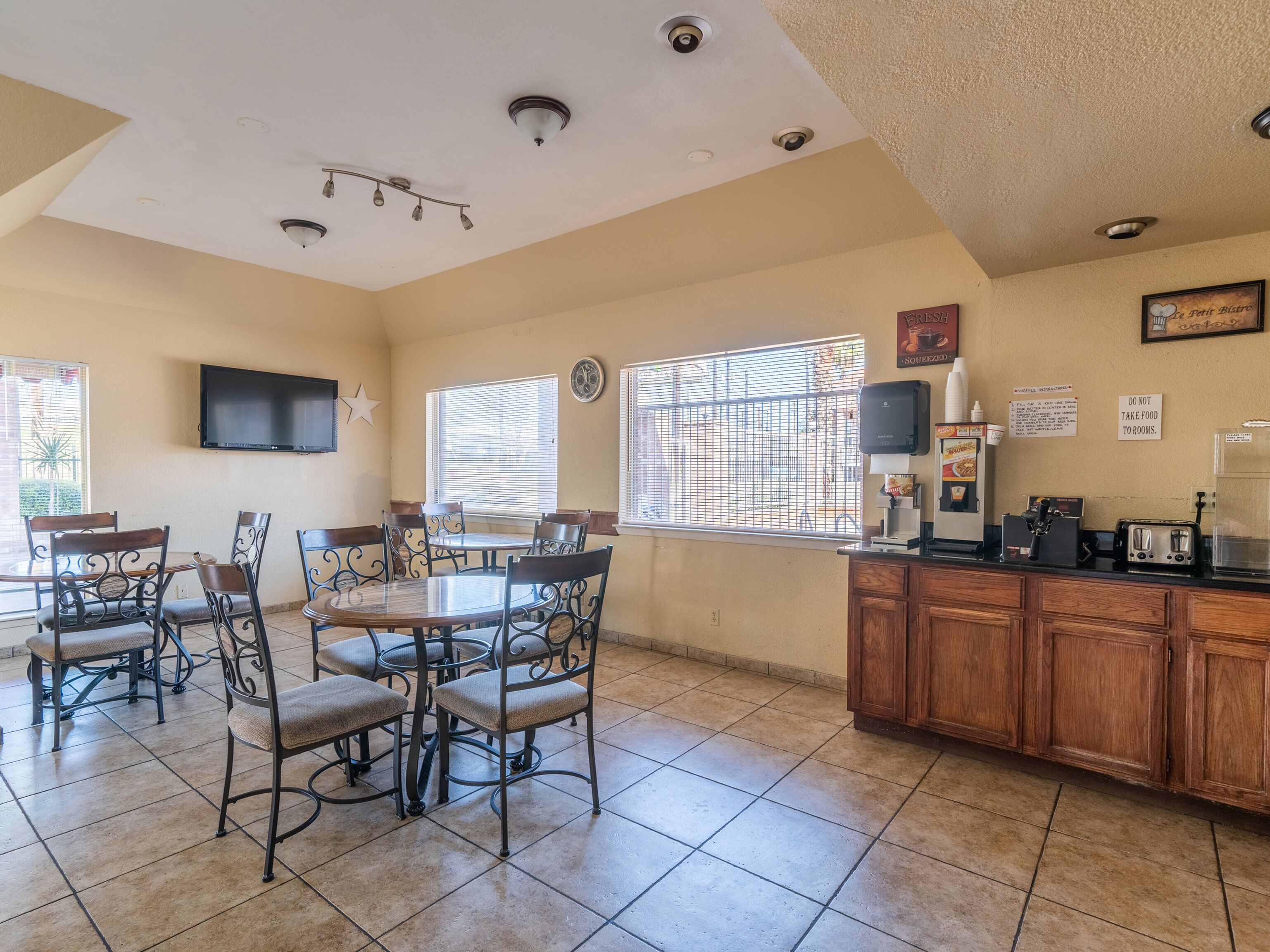 Econo Lodge Inn & Suites
