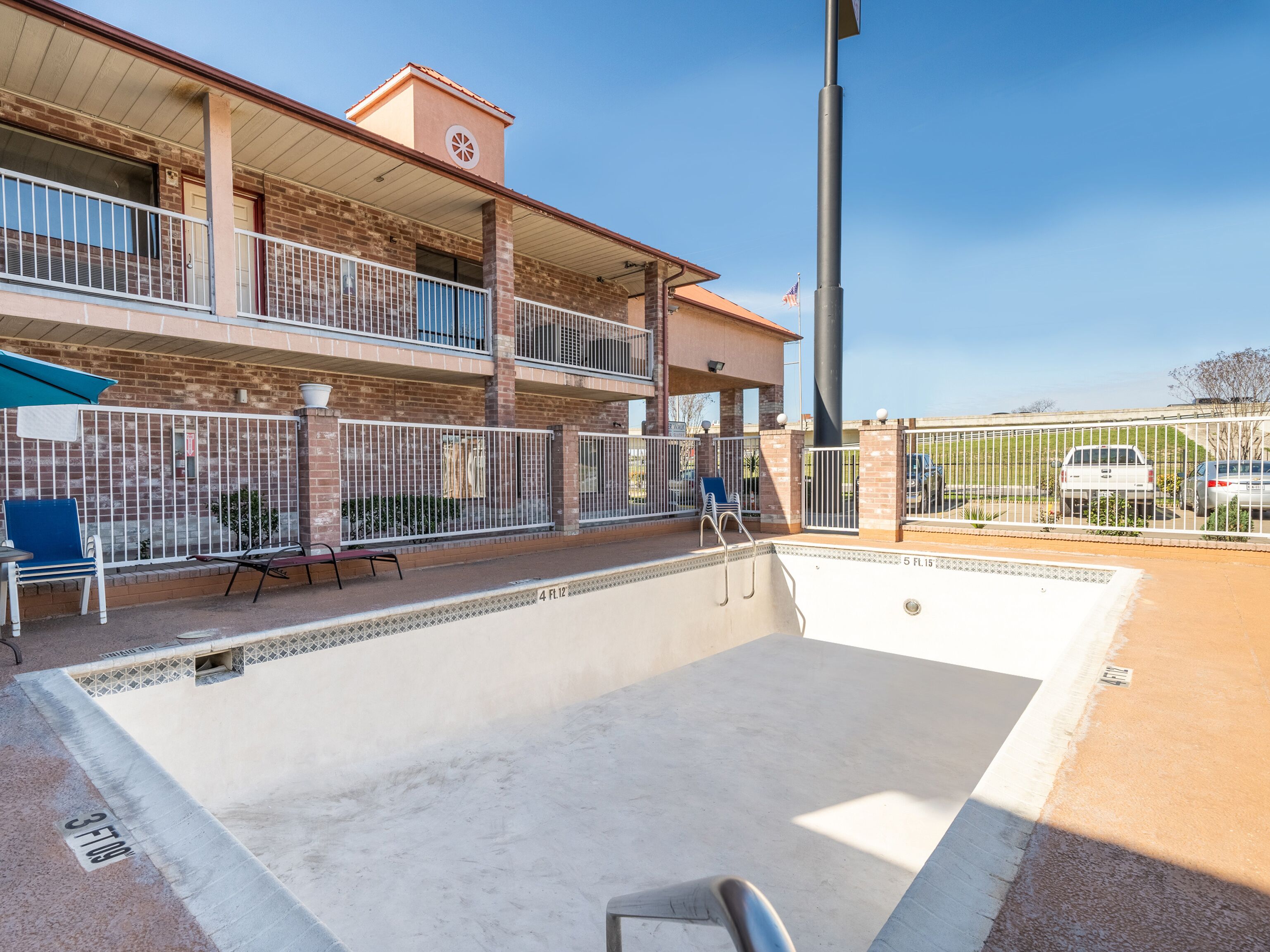 Econo Lodge Inn & Suites