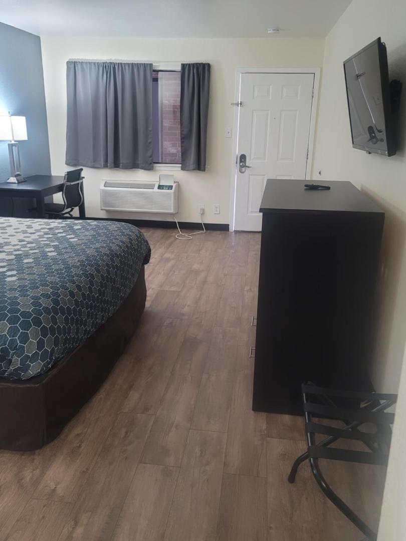 Econo Lodge Inn & Suites
