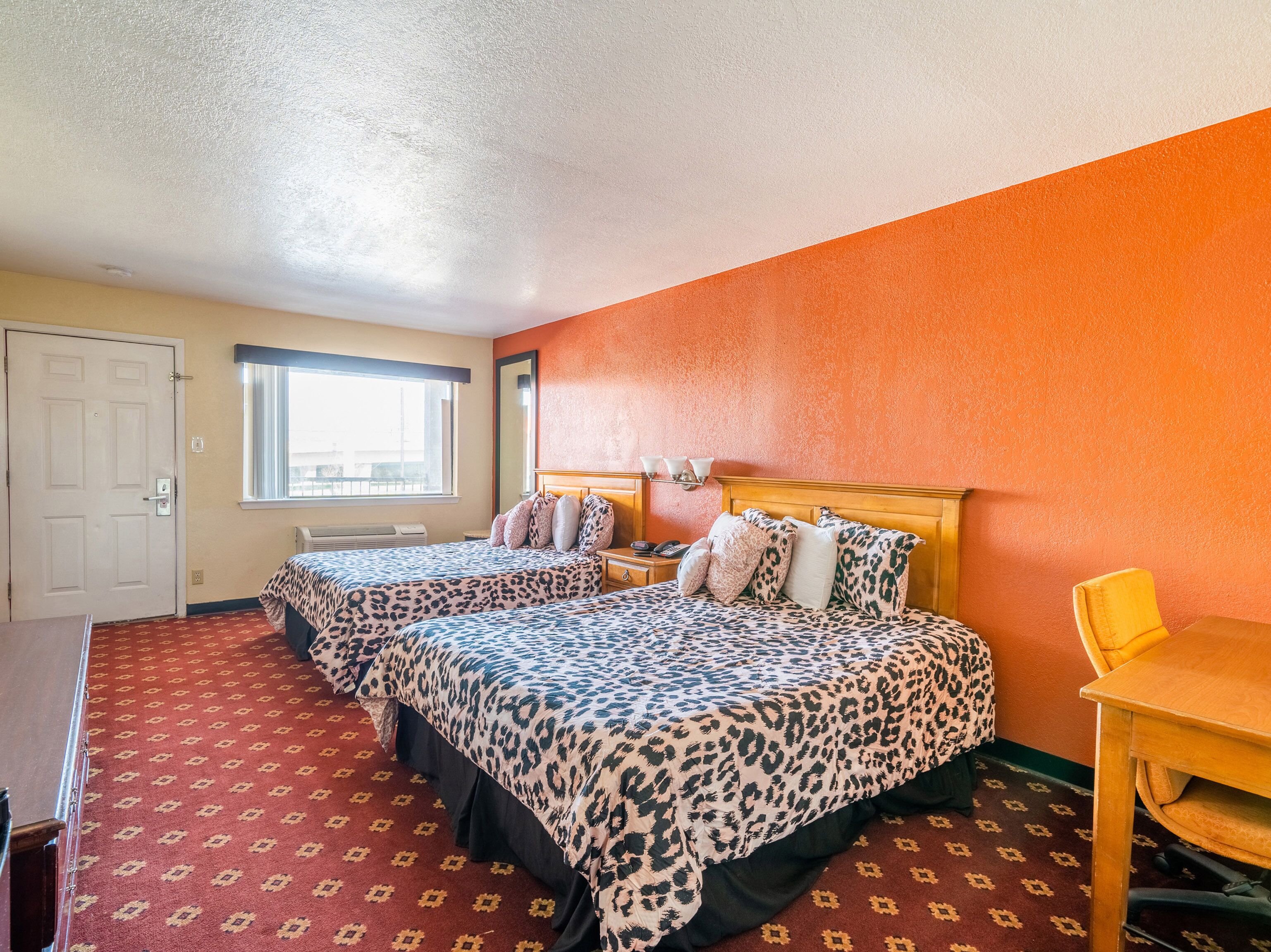 Econo Lodge Inn & Suites
