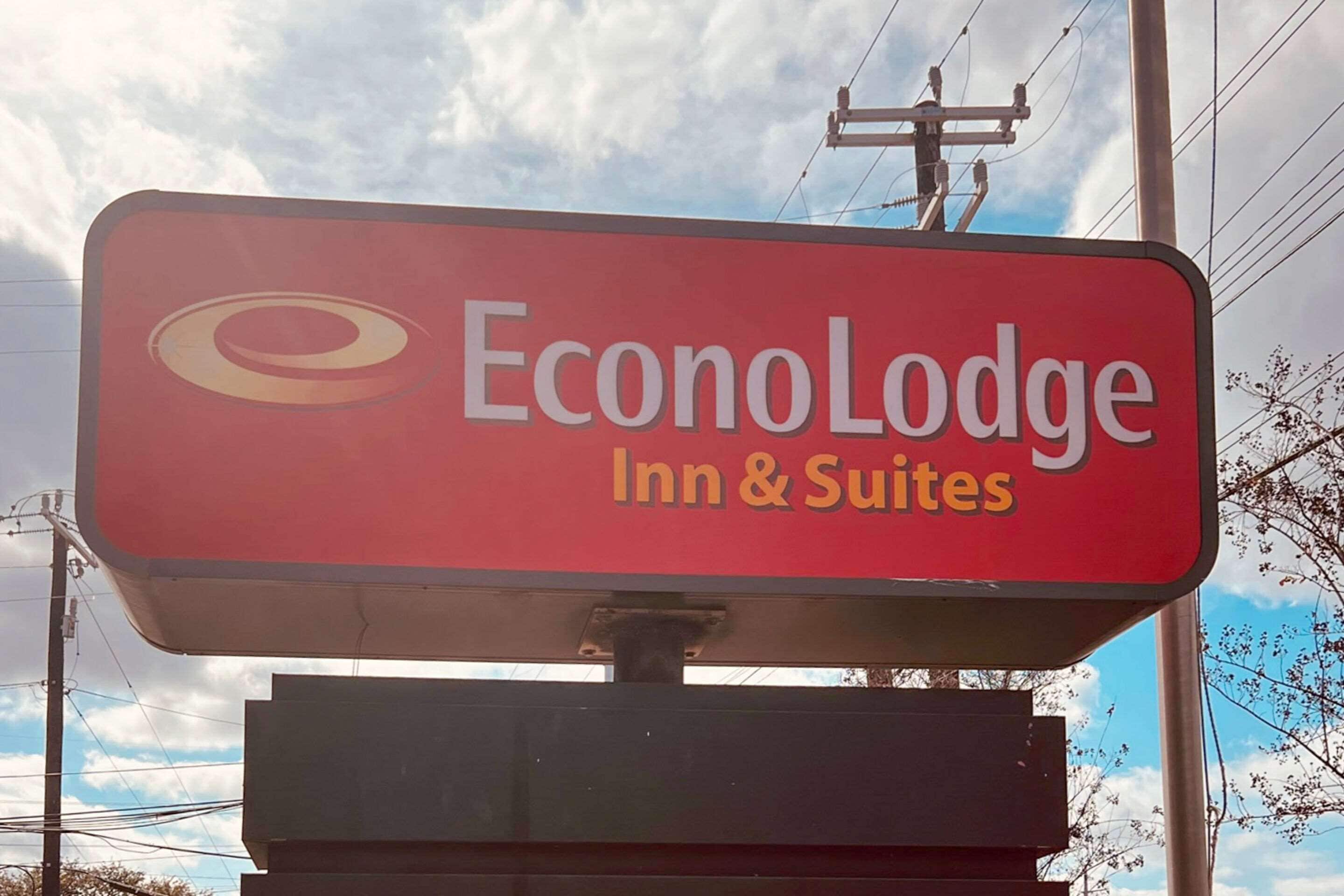 Econo Lodge Inn & Suites