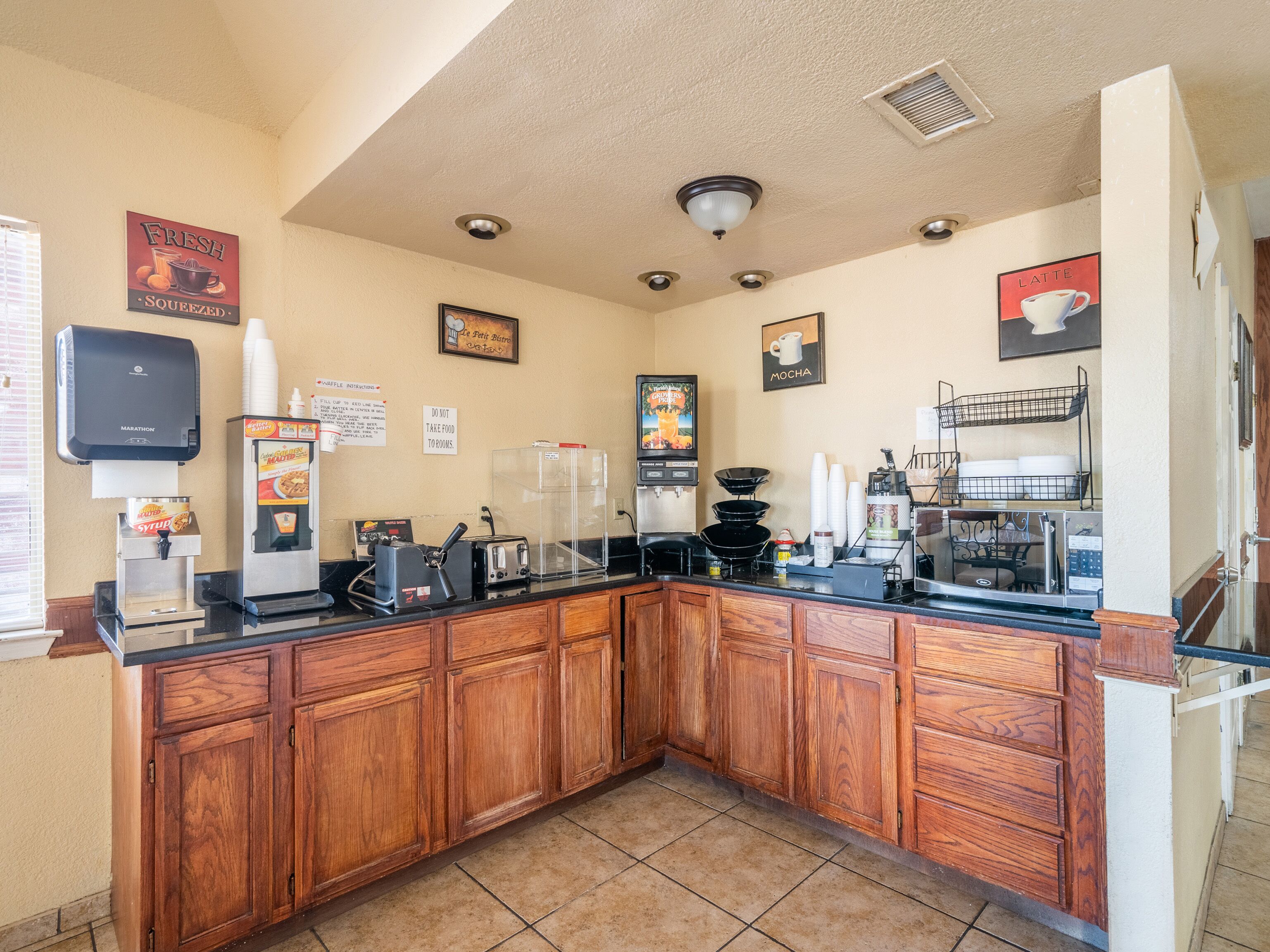 Econo Lodge Inn & Suites