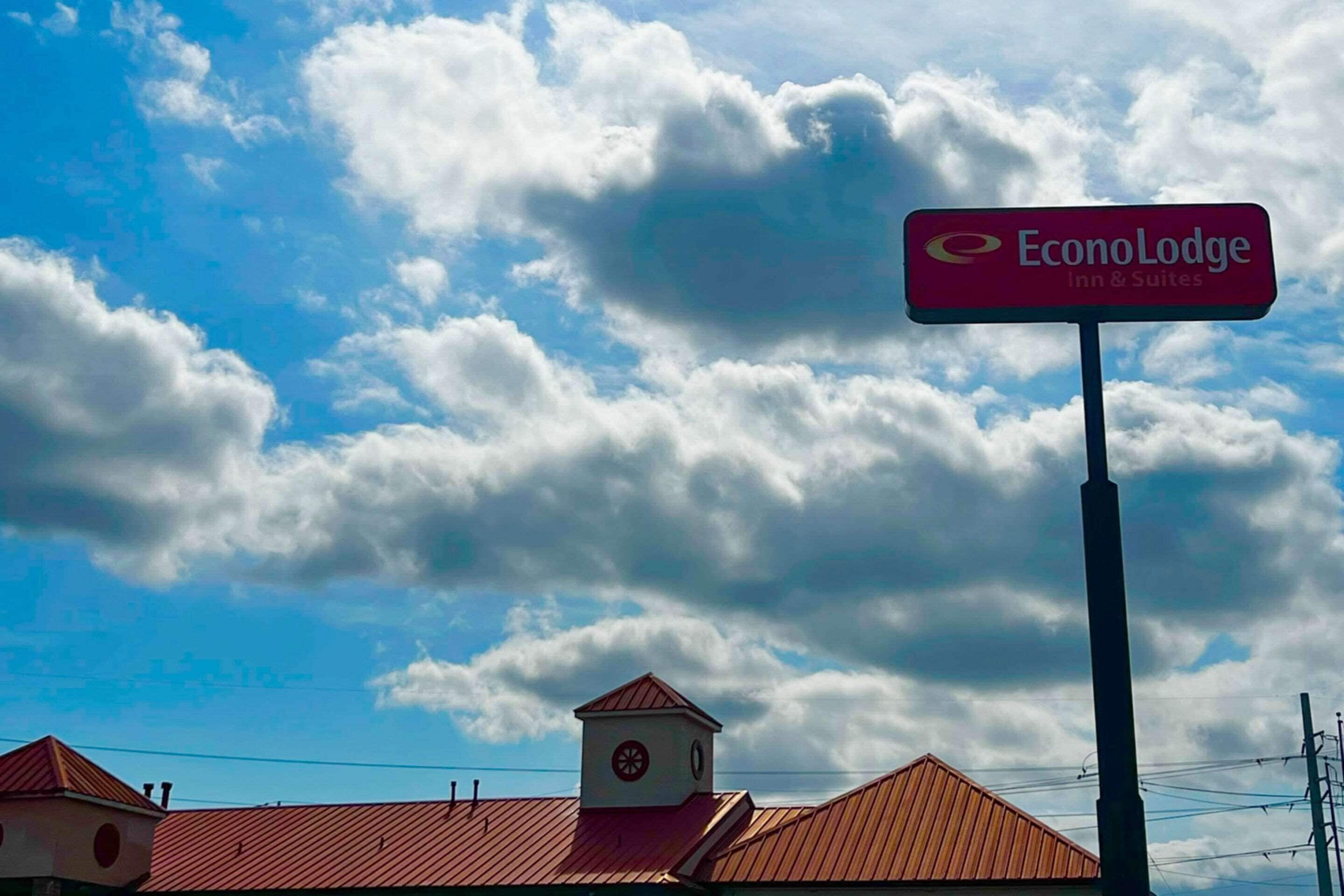 Econo Lodge Inn & Suites