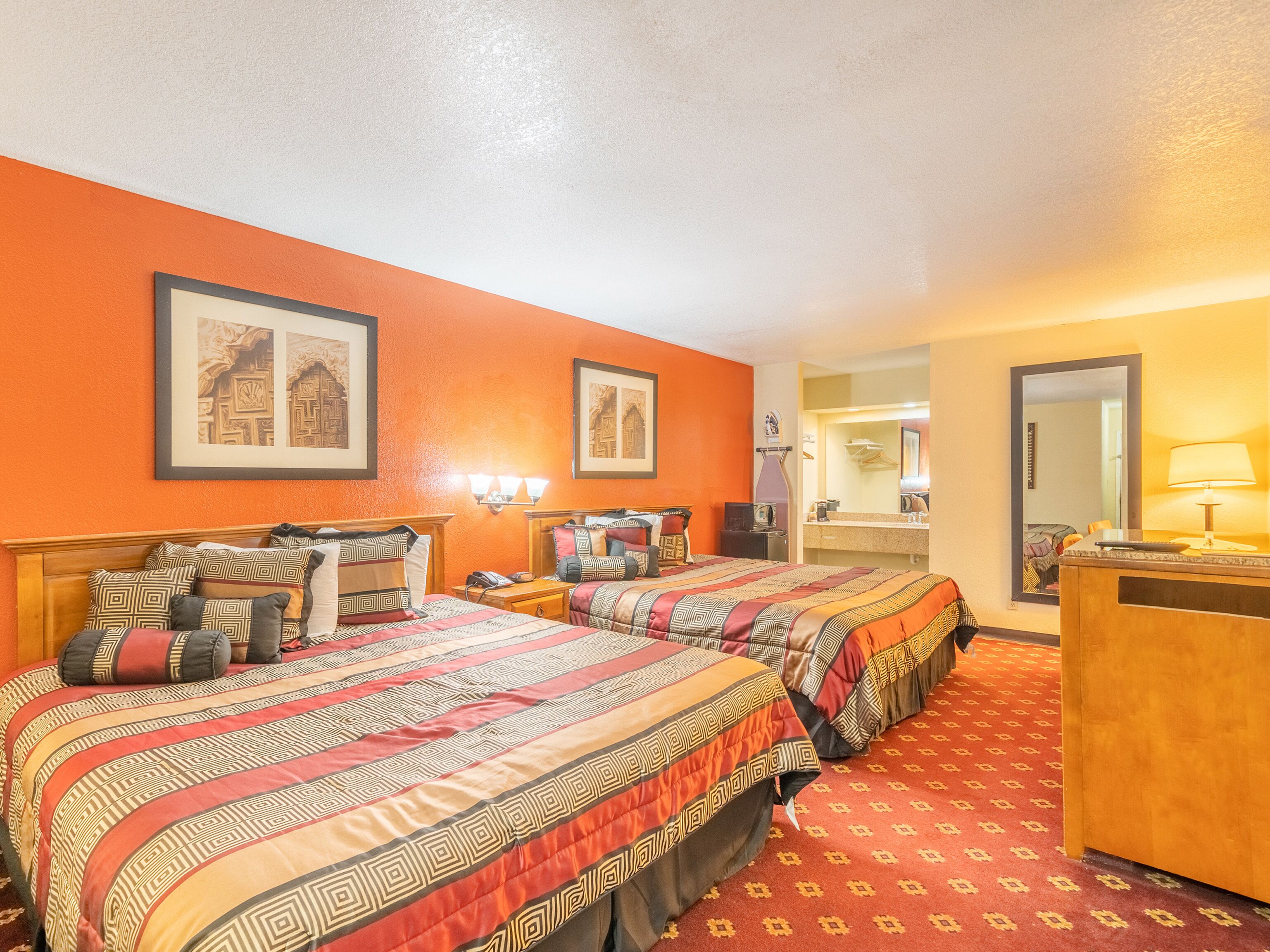 Econo Lodge Inn & Suites