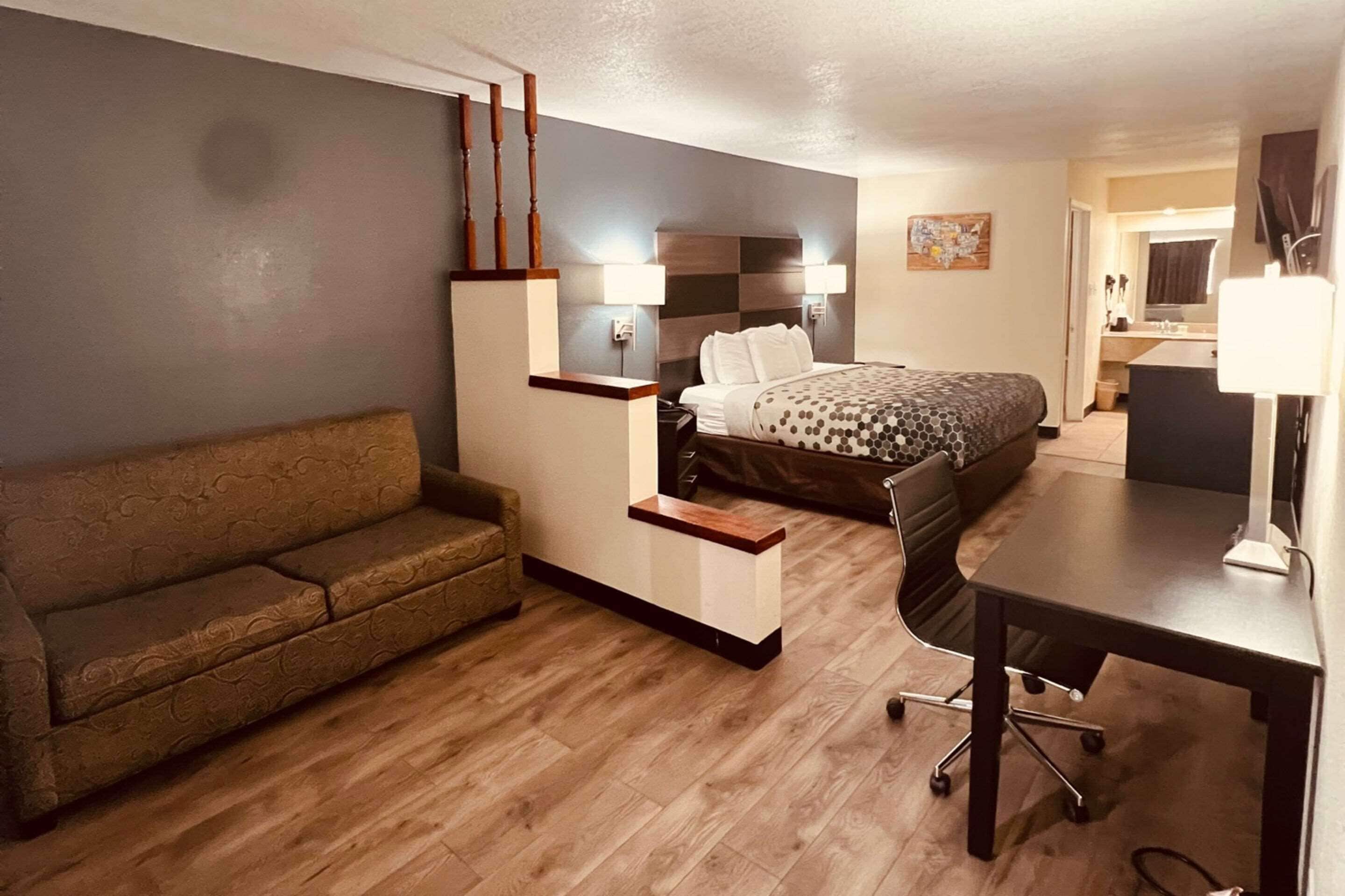 Econo Lodge Inn & Suites