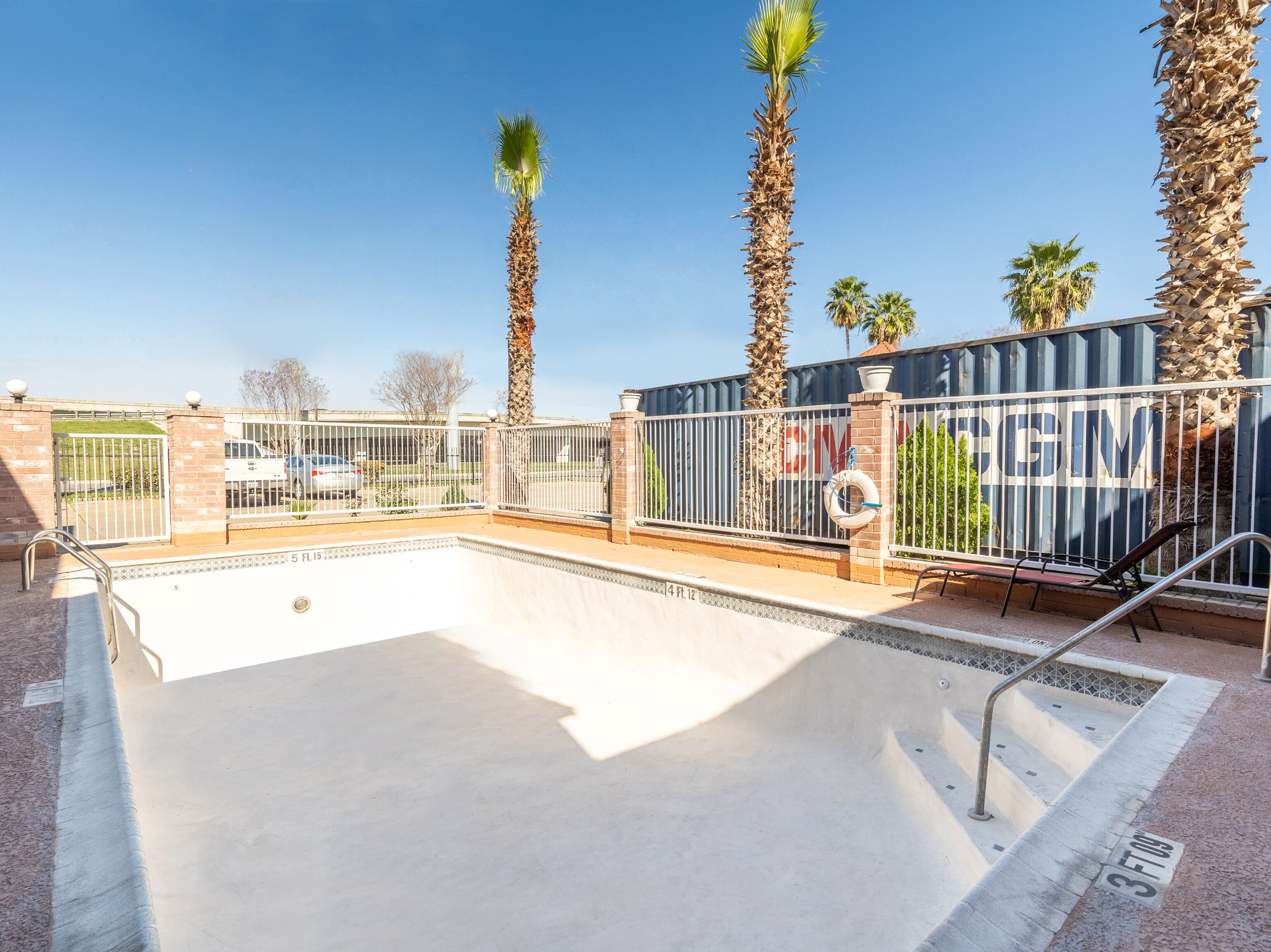 Econo Lodge Inn & Suites