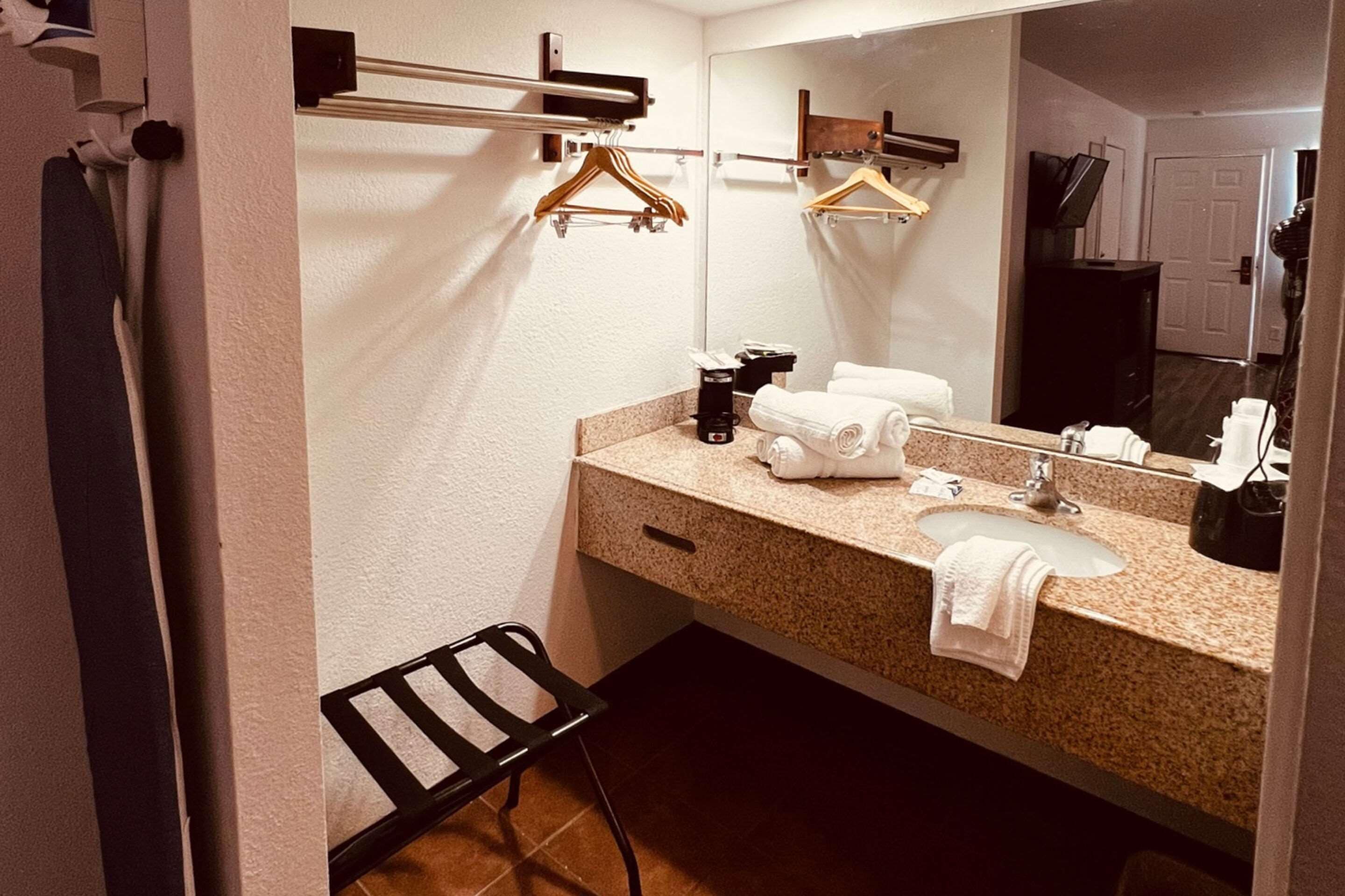Econo Lodge Inn & Suites