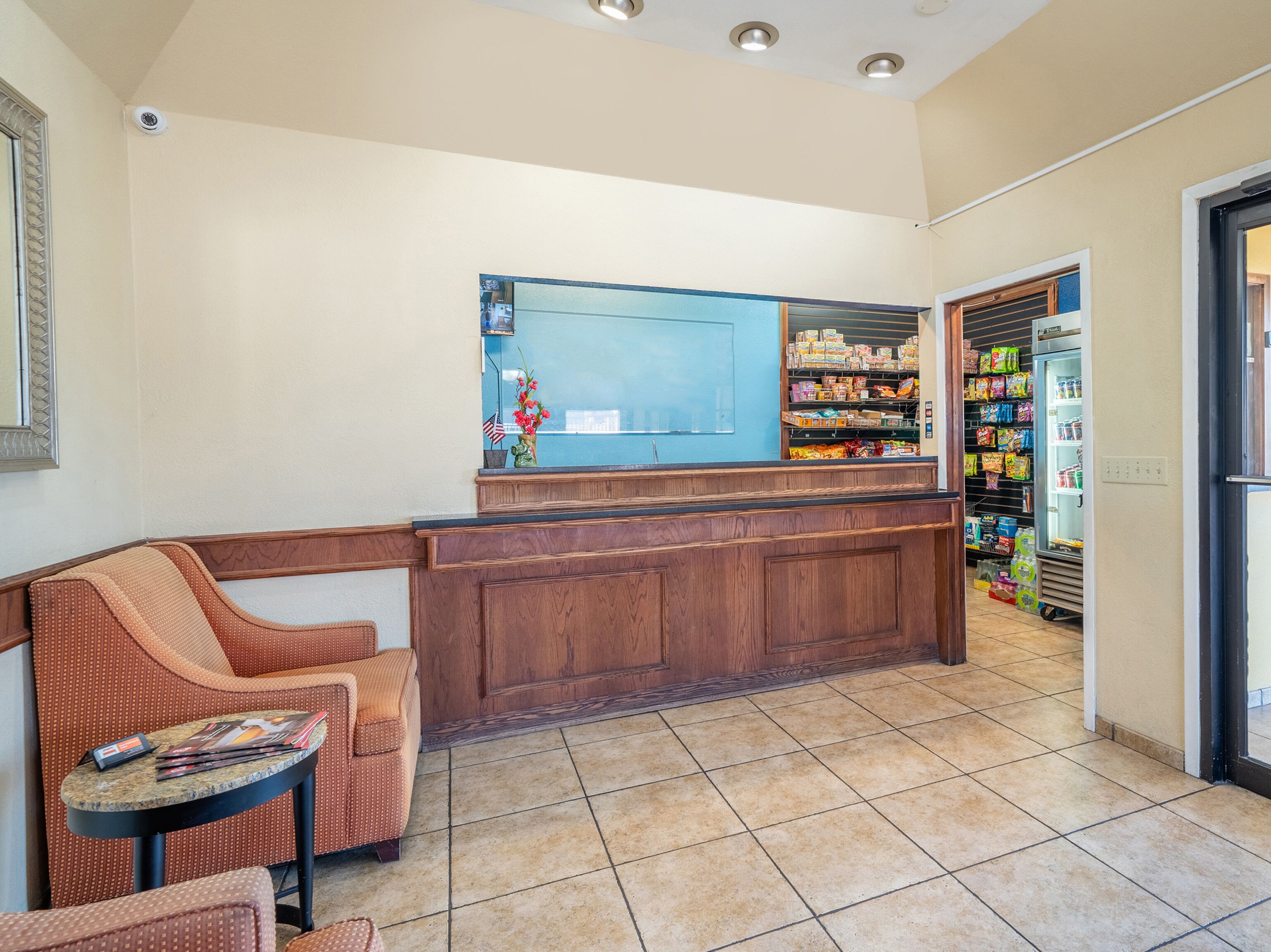 Econo Lodge Inn & Suites