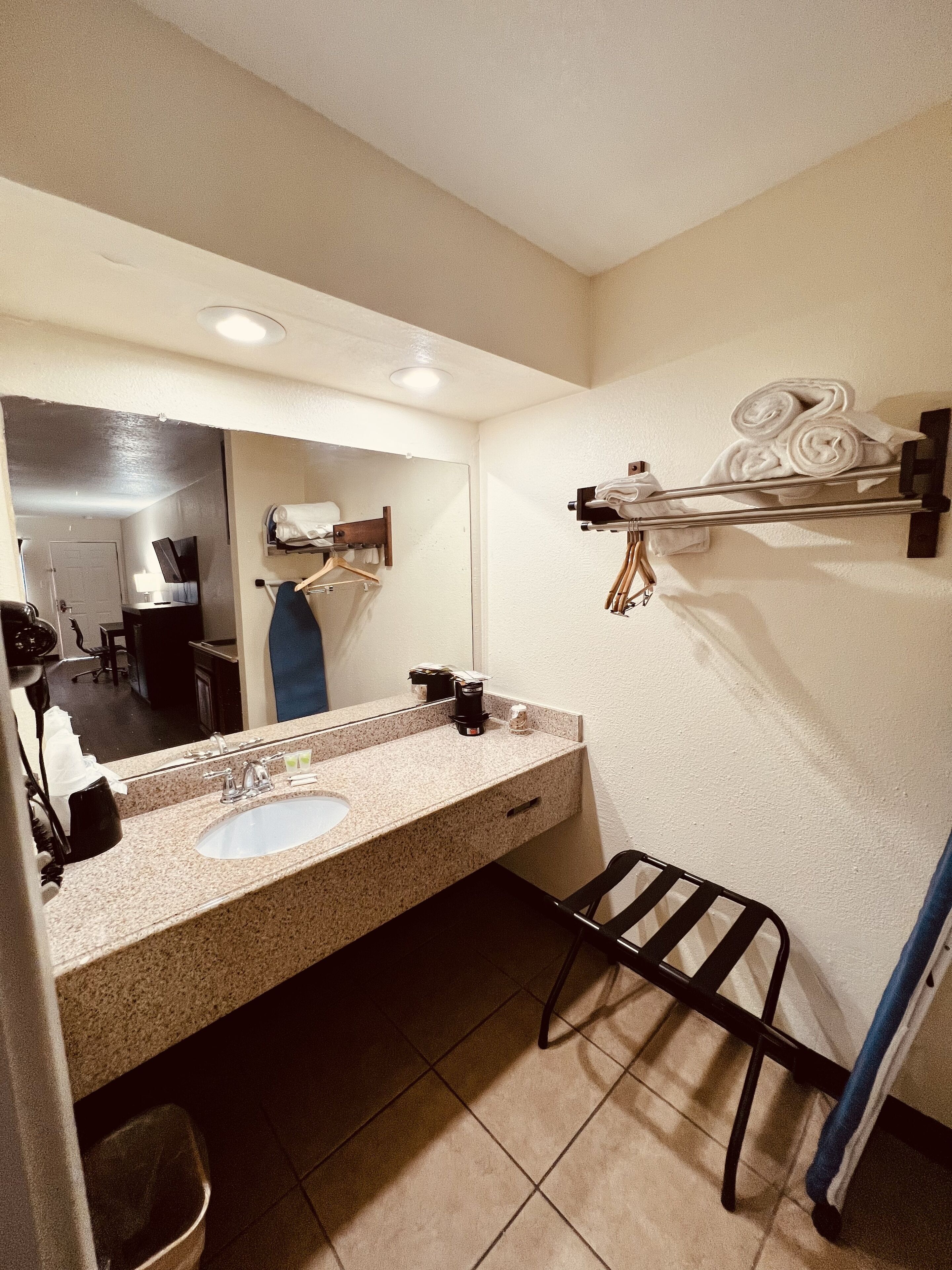 Econo Lodge Inn & Suites