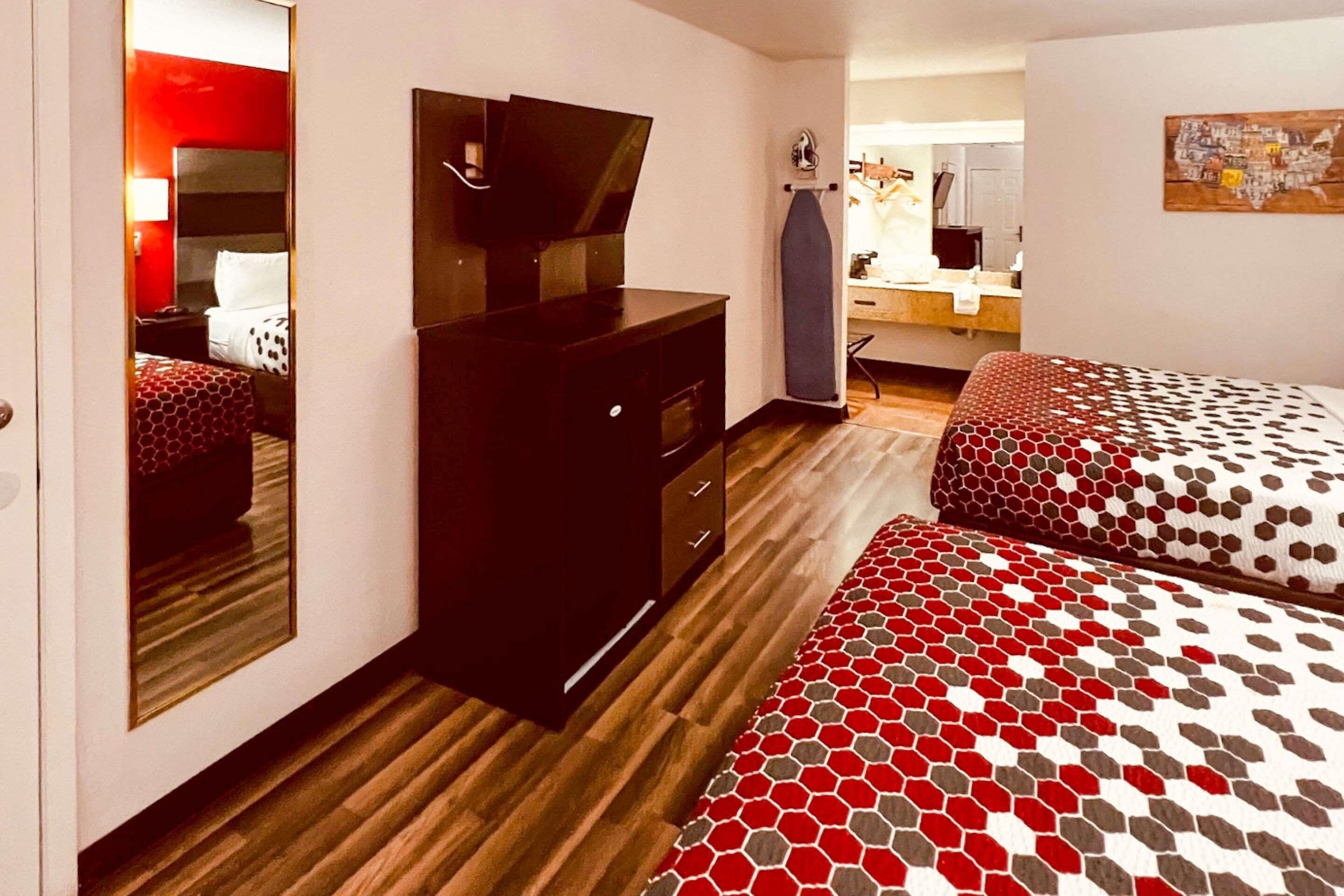 Econo Lodge Inn & Suites