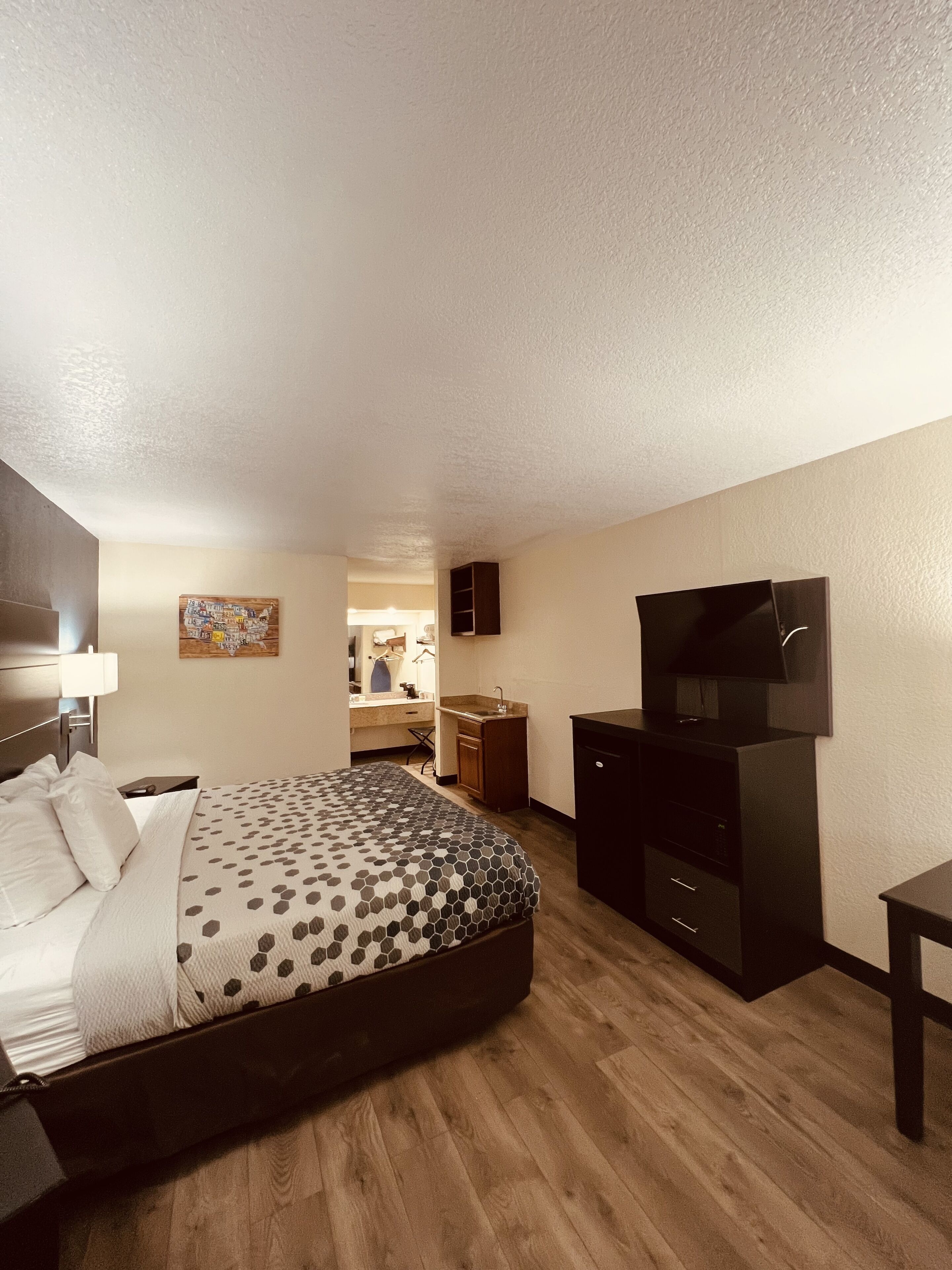 Econo Lodge Inn & Suites